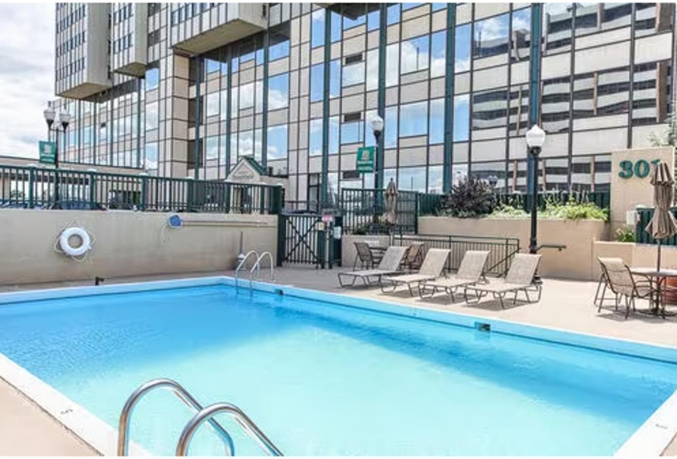 PP 2401 Modern Corporate 2br Suite pool, Gym