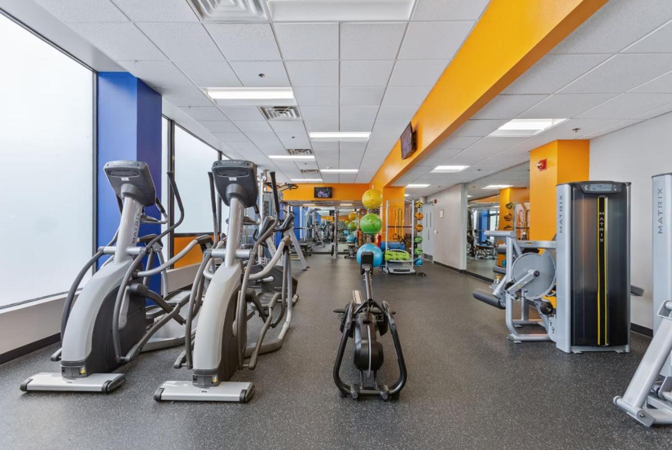 PP 2401 Modern Corporate 2br Suite pool, Gym