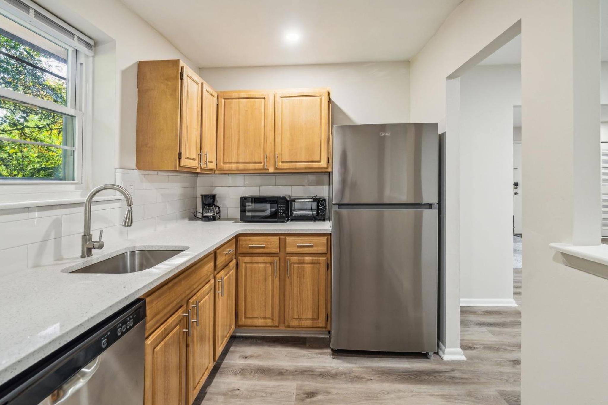Pine Brook 118 I Modern Corporate 2bd I Parking view 4