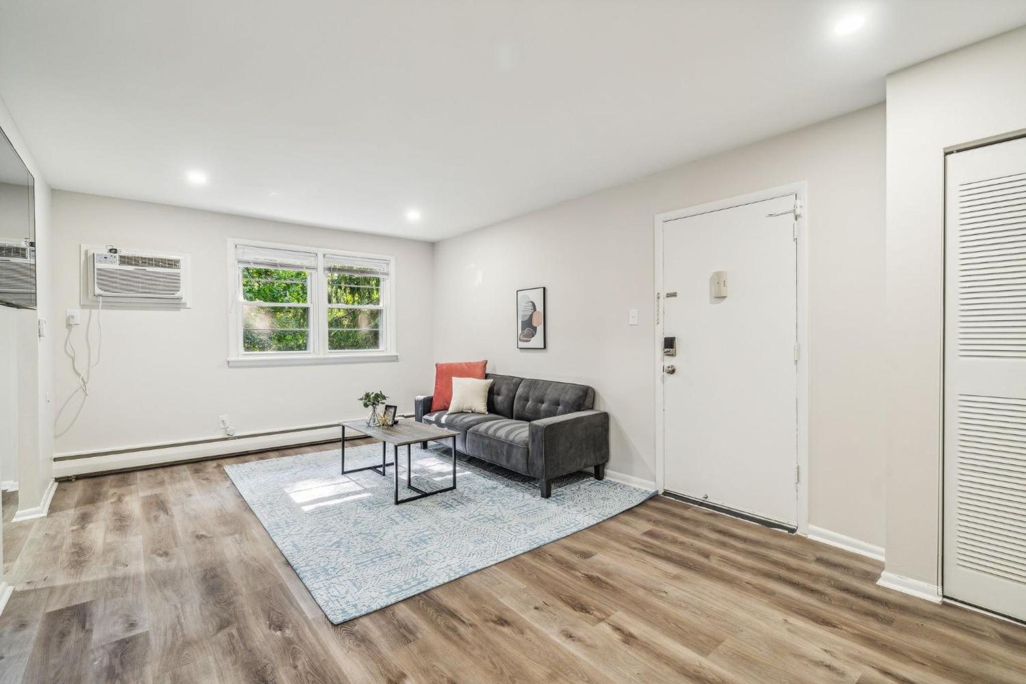 Pine Brook 118 I Modern Corporate 2bd I Parking view 5
