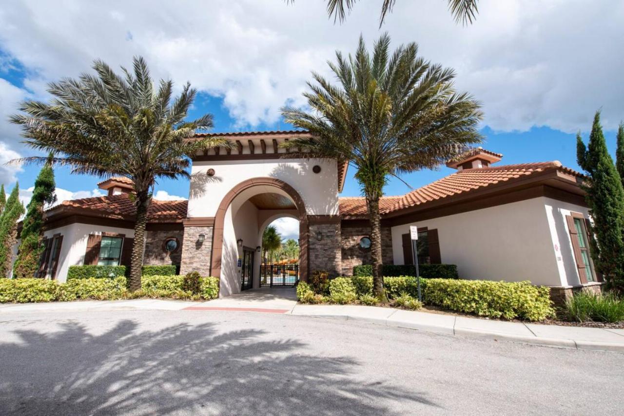 5 bedroom lovely home with pool and BBQ near Disney view 5