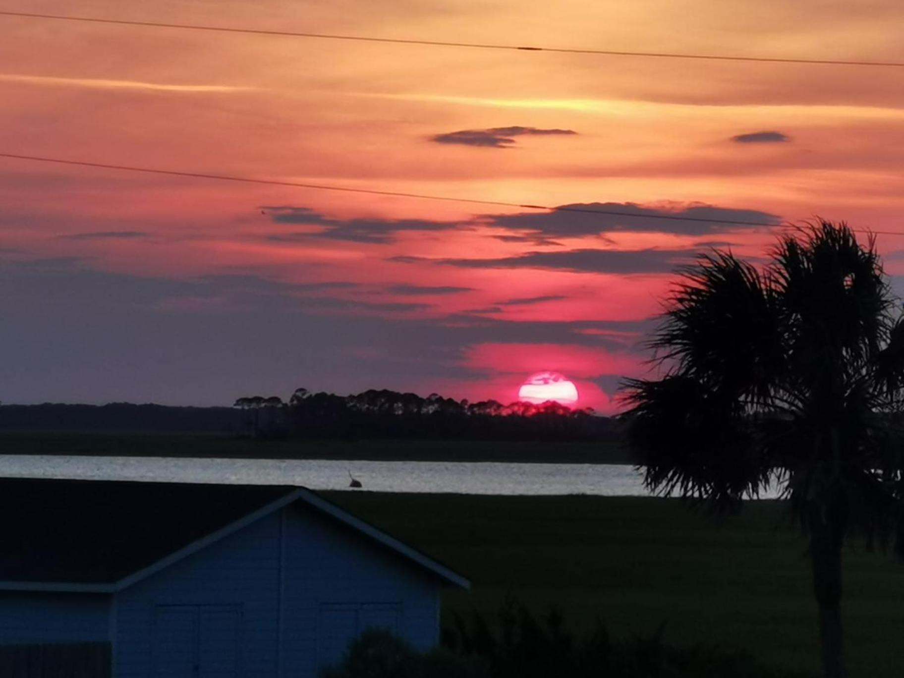 Home Sweet Home in Charleston! 3BR full amenities