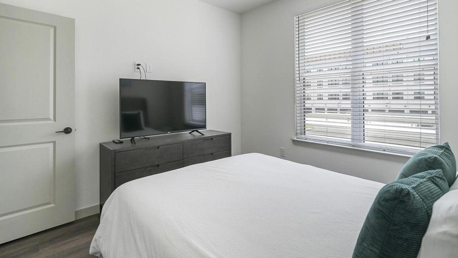 Landing at The Standard on the River - 2 Bedrooms in Northside view 5