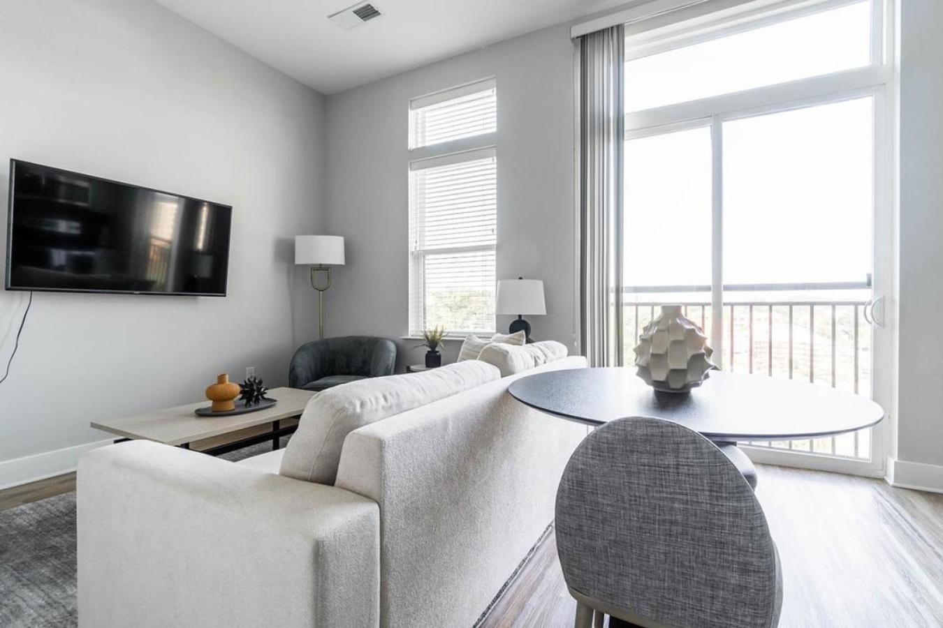 Landing at Foster on the Park - Studio in Downtown view 5