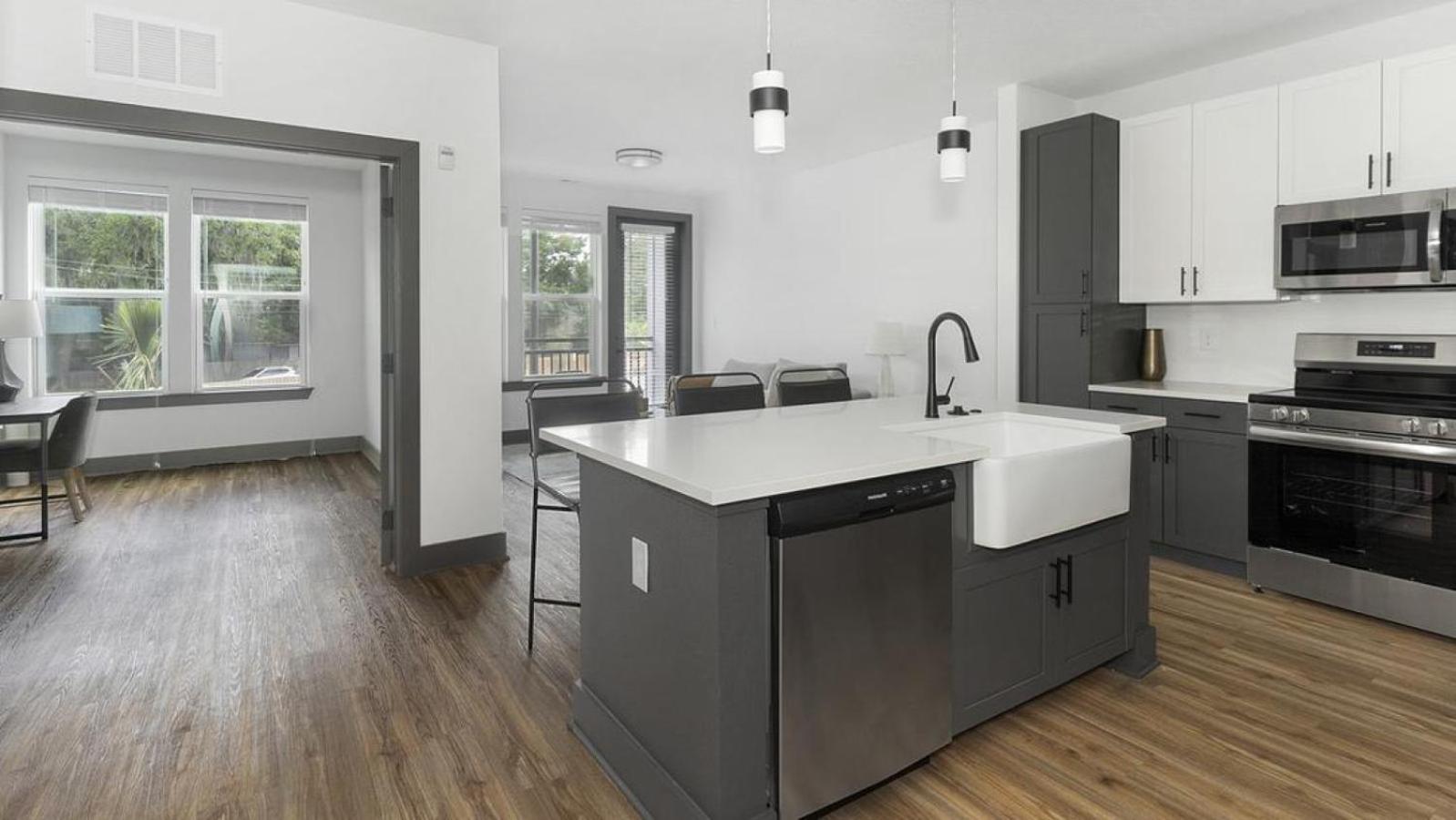 Landing at The Jack on Beach - 2 Bedrooms in Baymeadows view 2