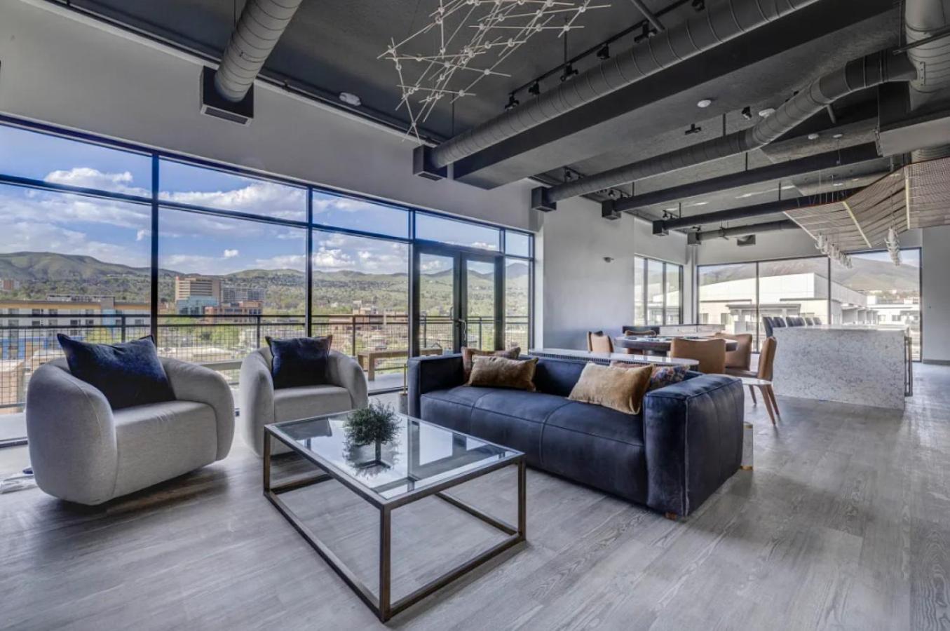 Landing at The Dewiit - 2 Bedrooms in Central City view 3