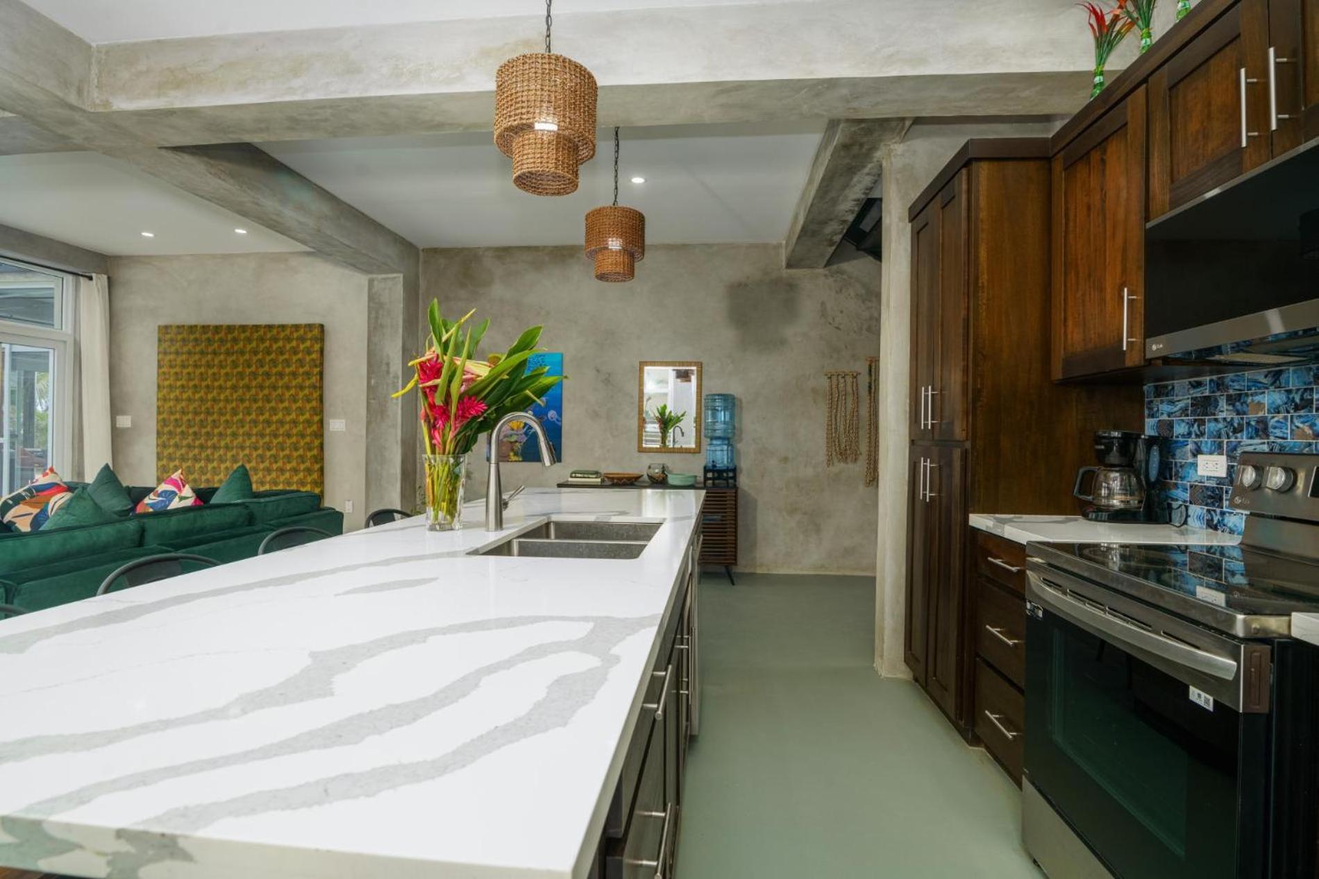 Conmigo Villas - 6 Bedroom Beachfront w Pool