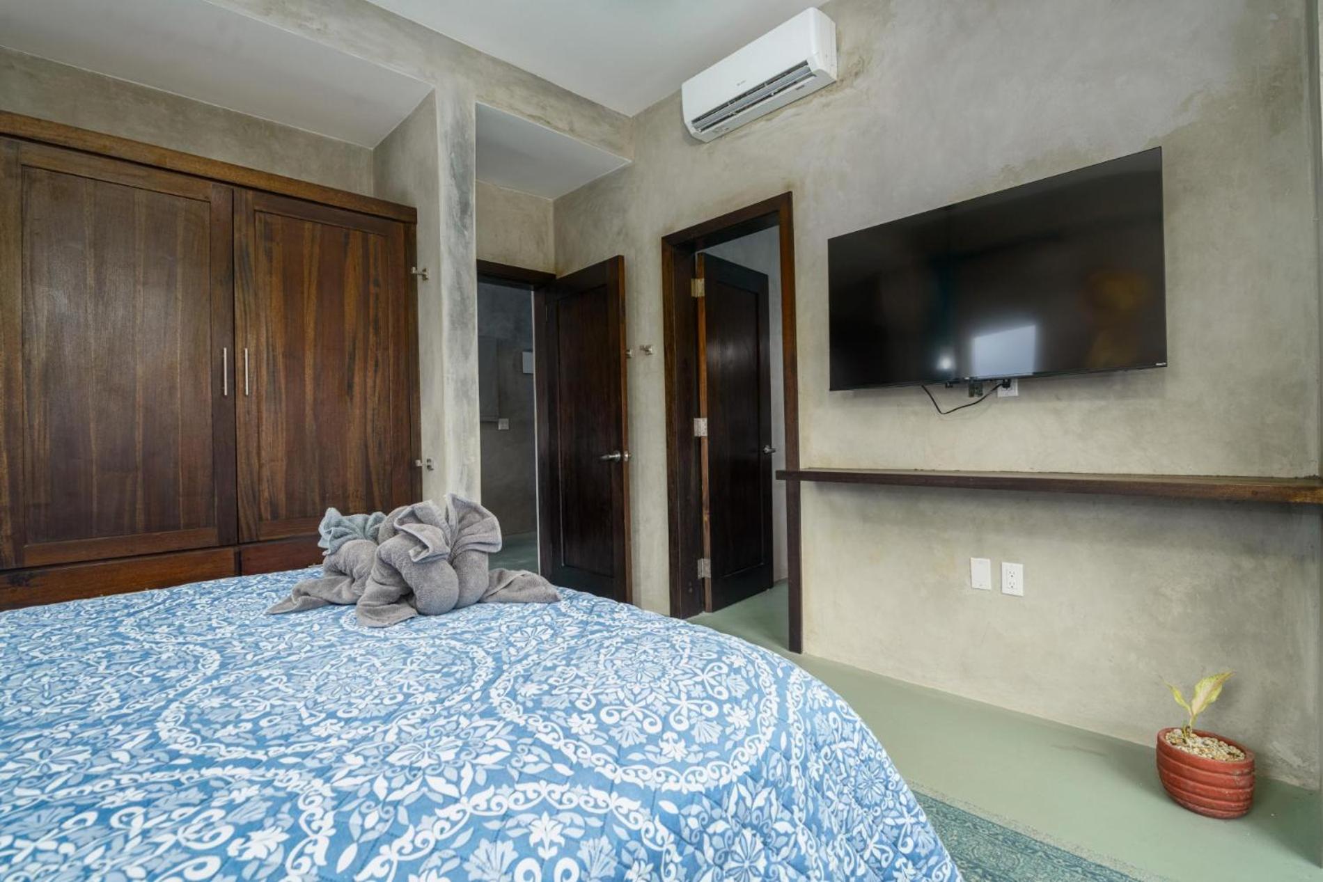 Conmigo Villas - 6 Bedroom Beachfront w Pool