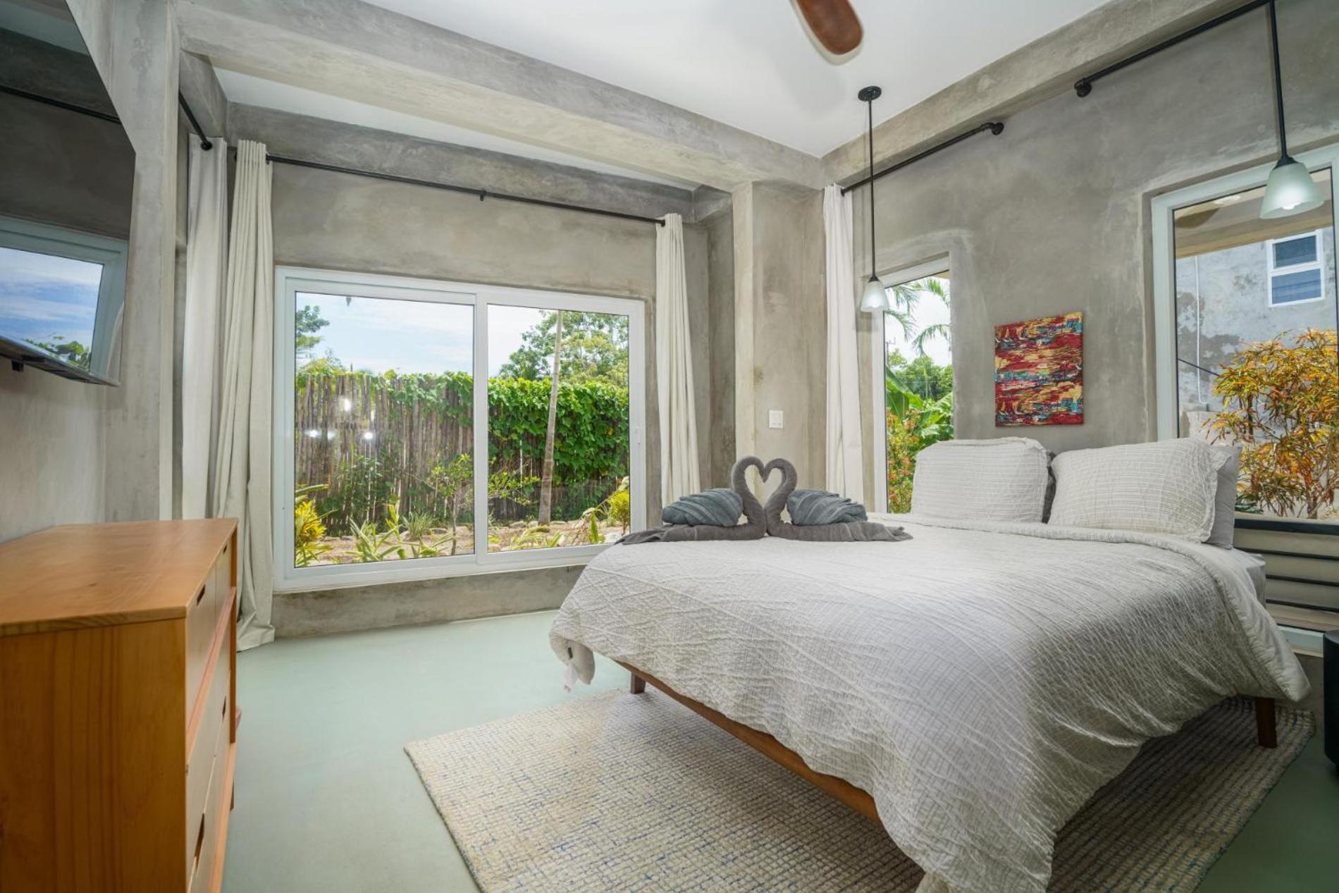 Conmigo Villas - 6 Bedroom Beachfront w Pool