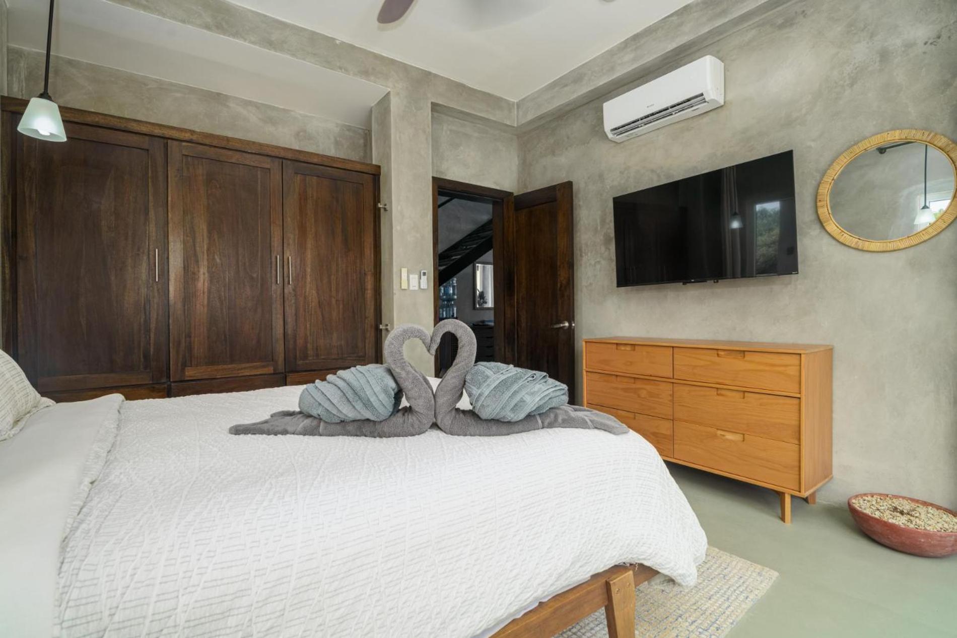 Conmigo Villas - 6 Bedroom Beachfront w Pool