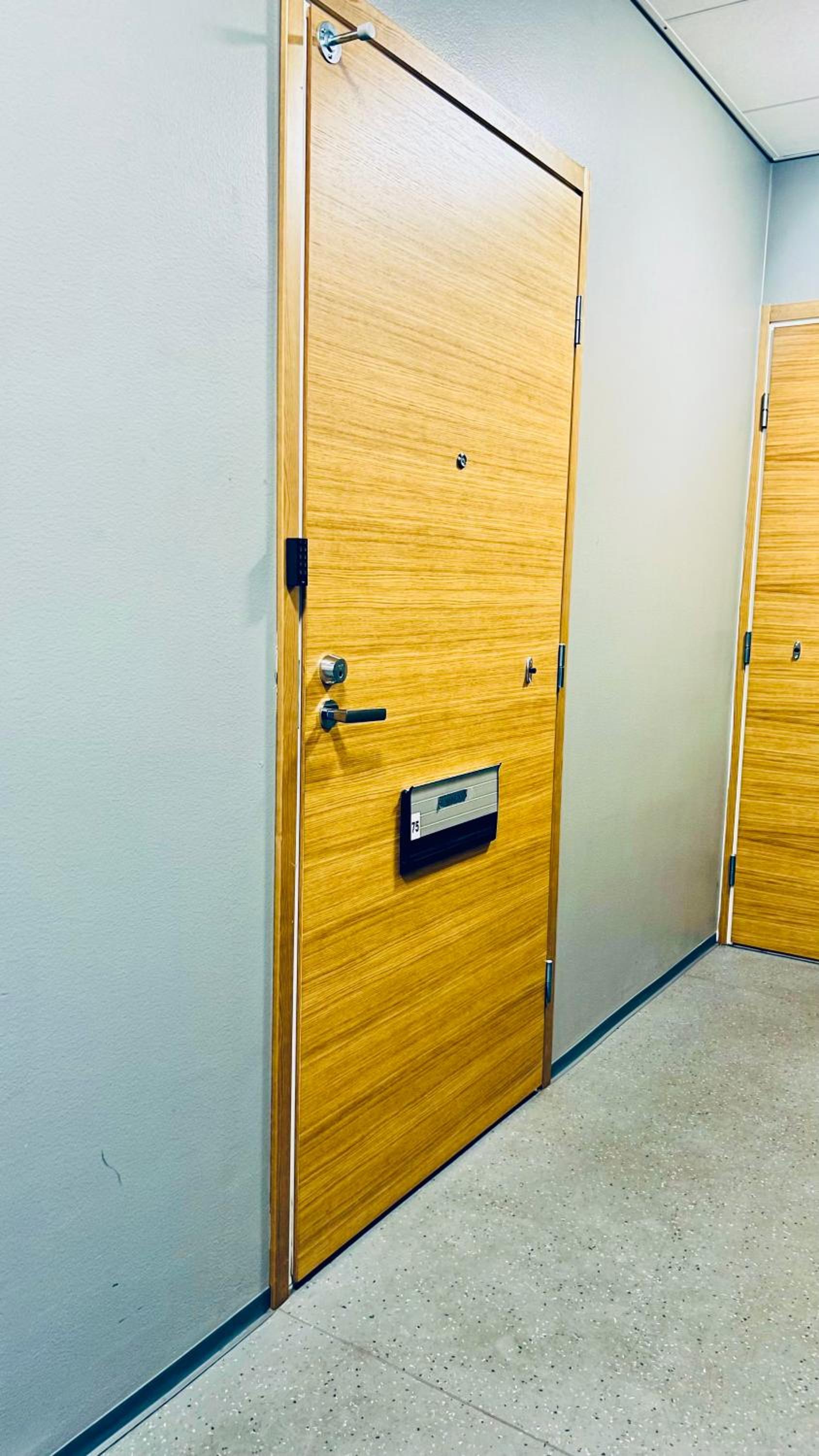 Cozy studio apartment 6 mins by Train to Airport view 4