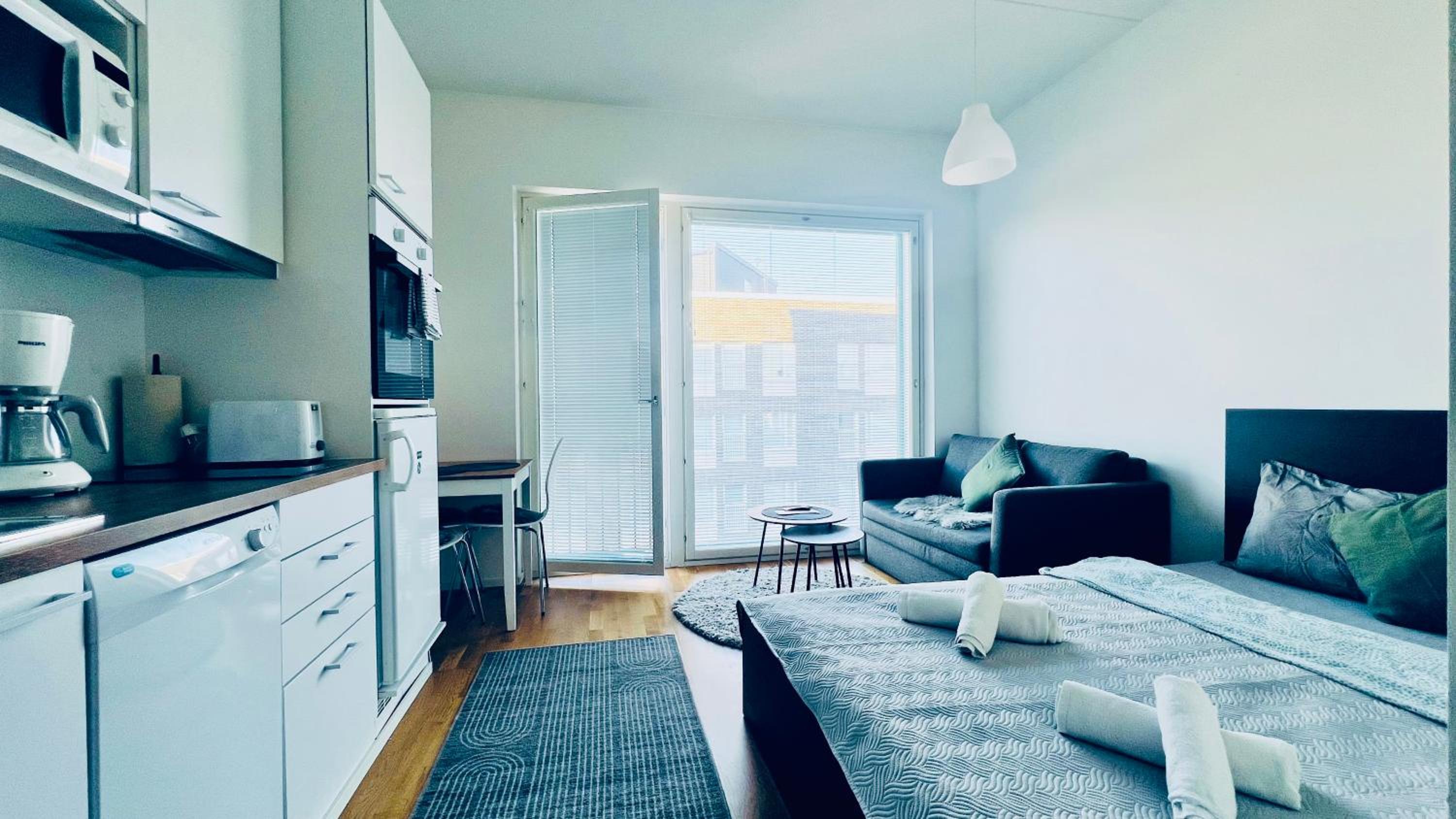Cozy studio apartment 6 mins by Train to Airport view 3