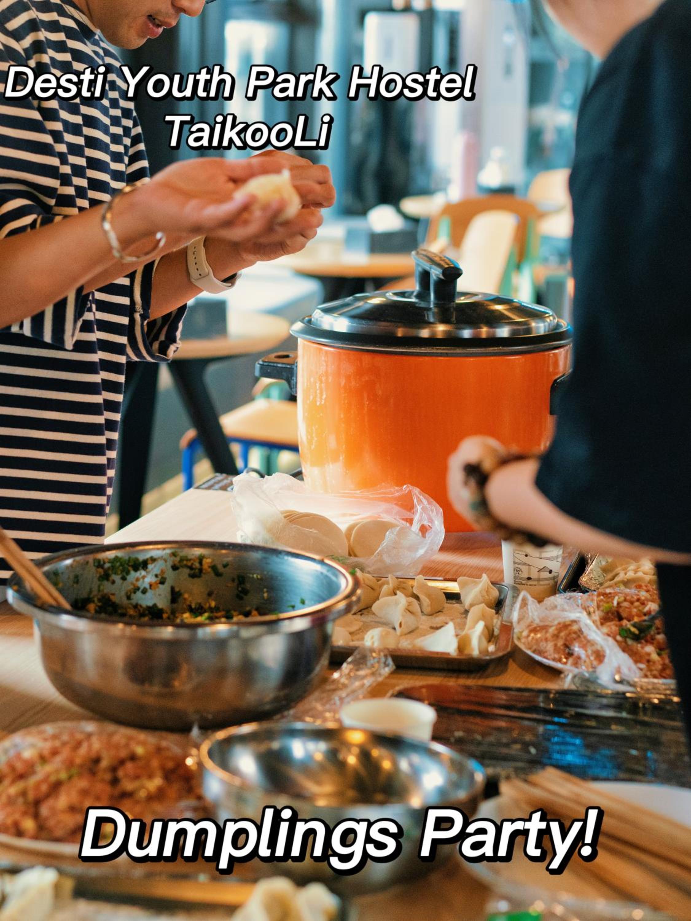 Chengdu Desti Youth Park Hostel TaiKooLi - Cafe& Bar& Luggage Storage& Large Public Area