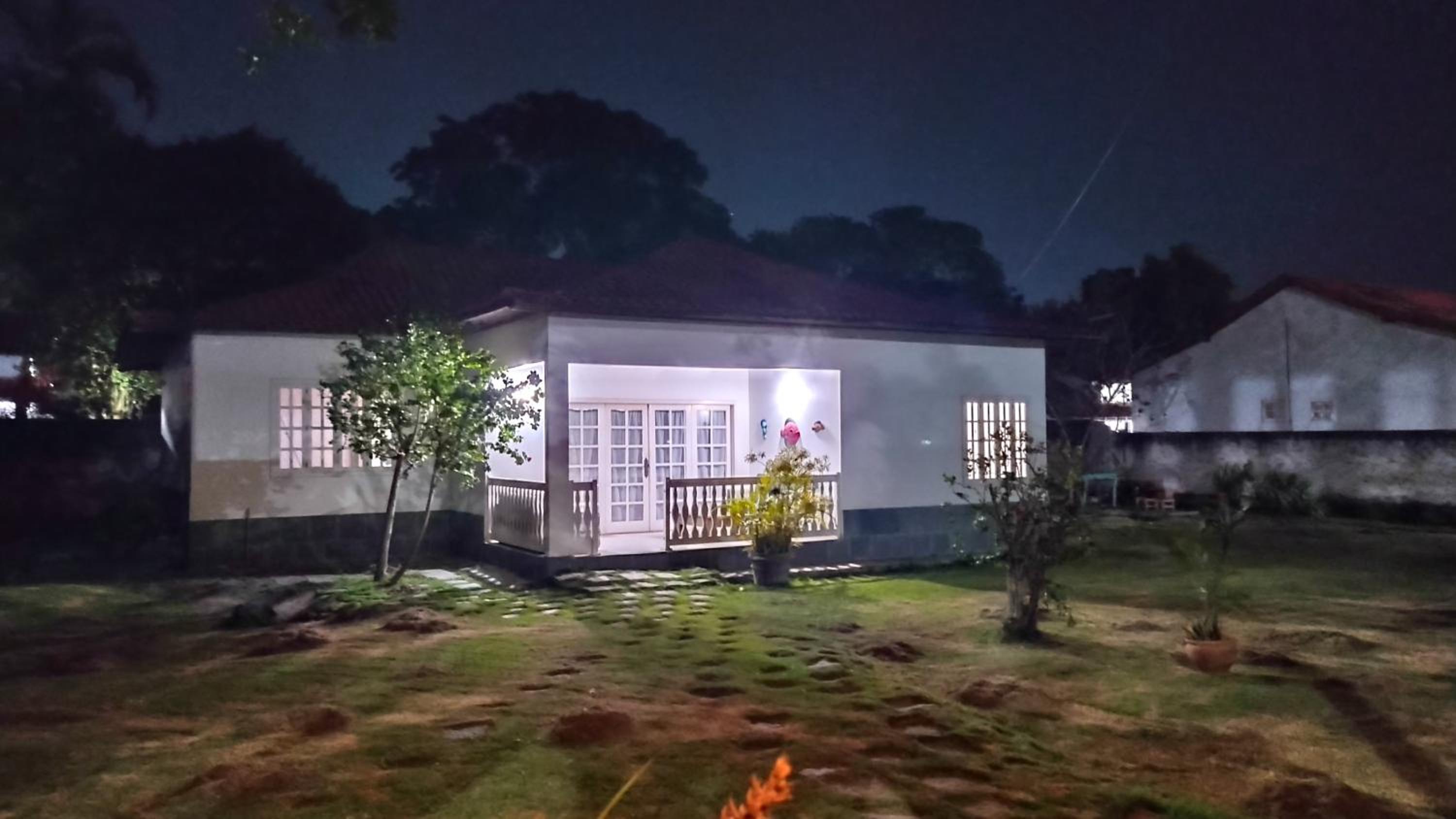 Excelente casa com 3 quartos com suíte e quintal enorme gramado a 600m da praia em Saquarema para até 8 pessoas