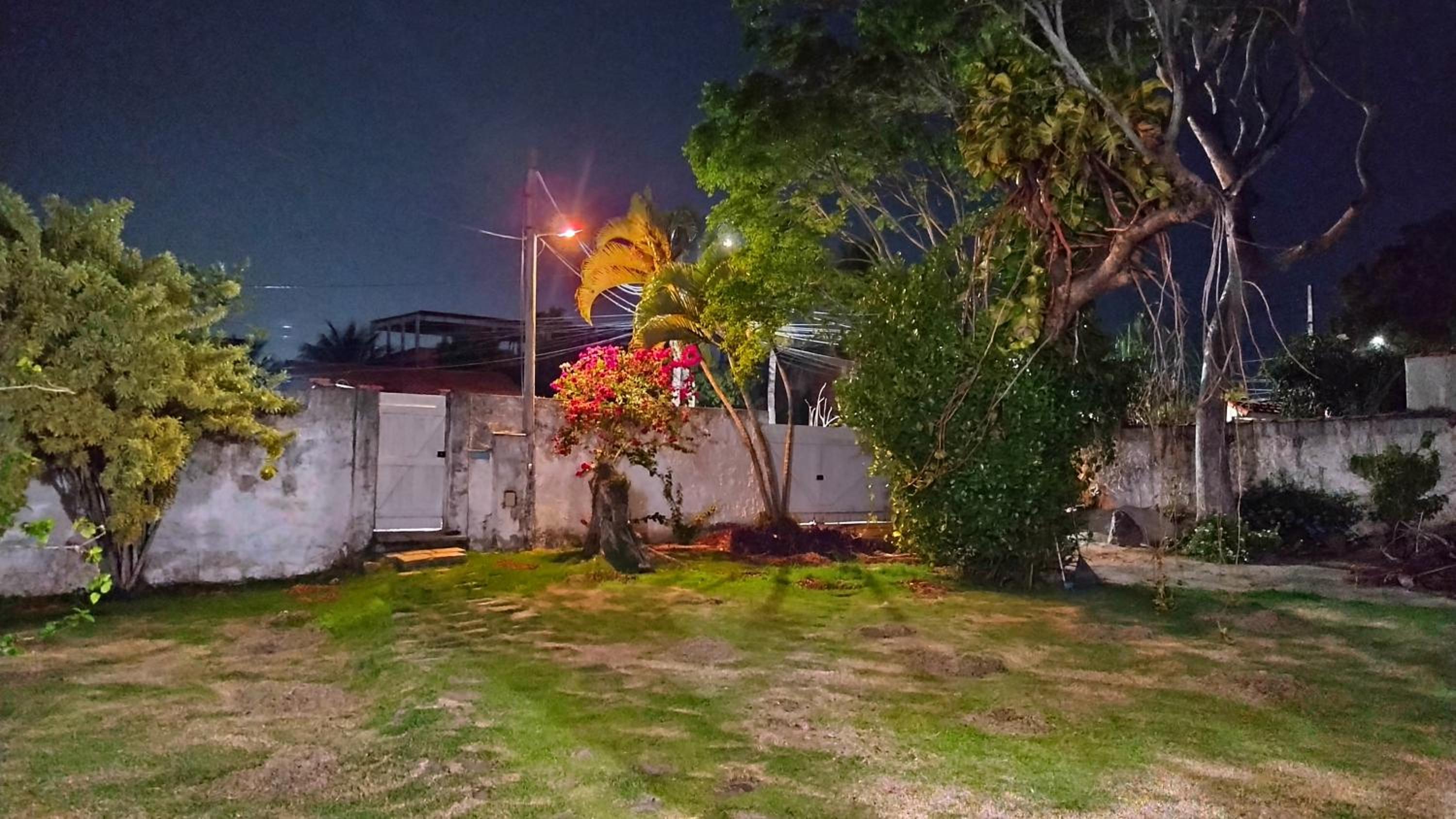 Excelente casa com 3 quartos com suíte e quintal enorme gramado a 600m da praia em Saquarema para até 8 pessoas