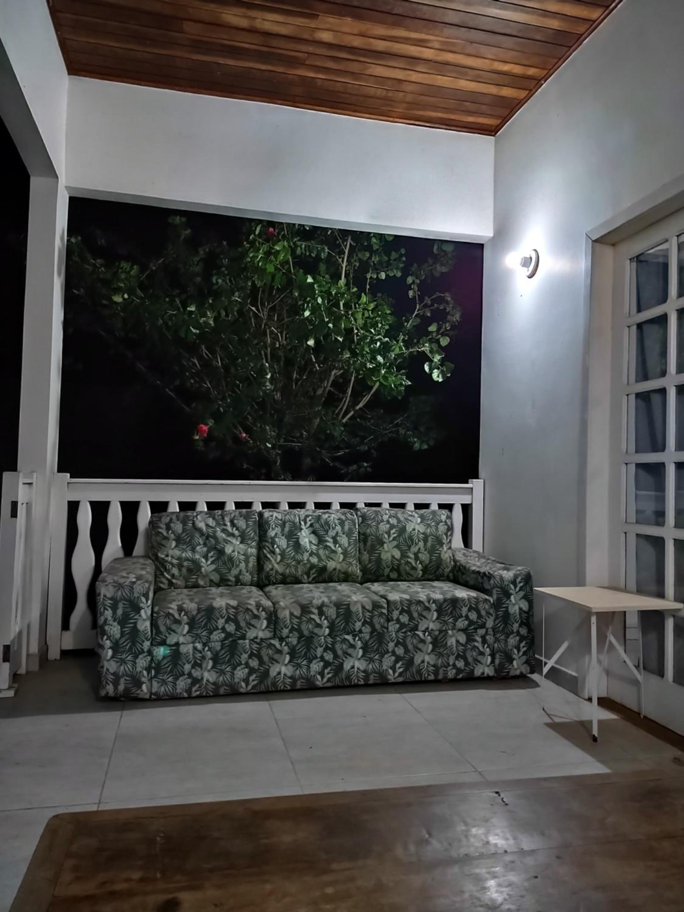 Excelente casa com 3 quartos com suíte e quintal enorme gramado a 600m da praia em Saquarema para até 8 pessoas
