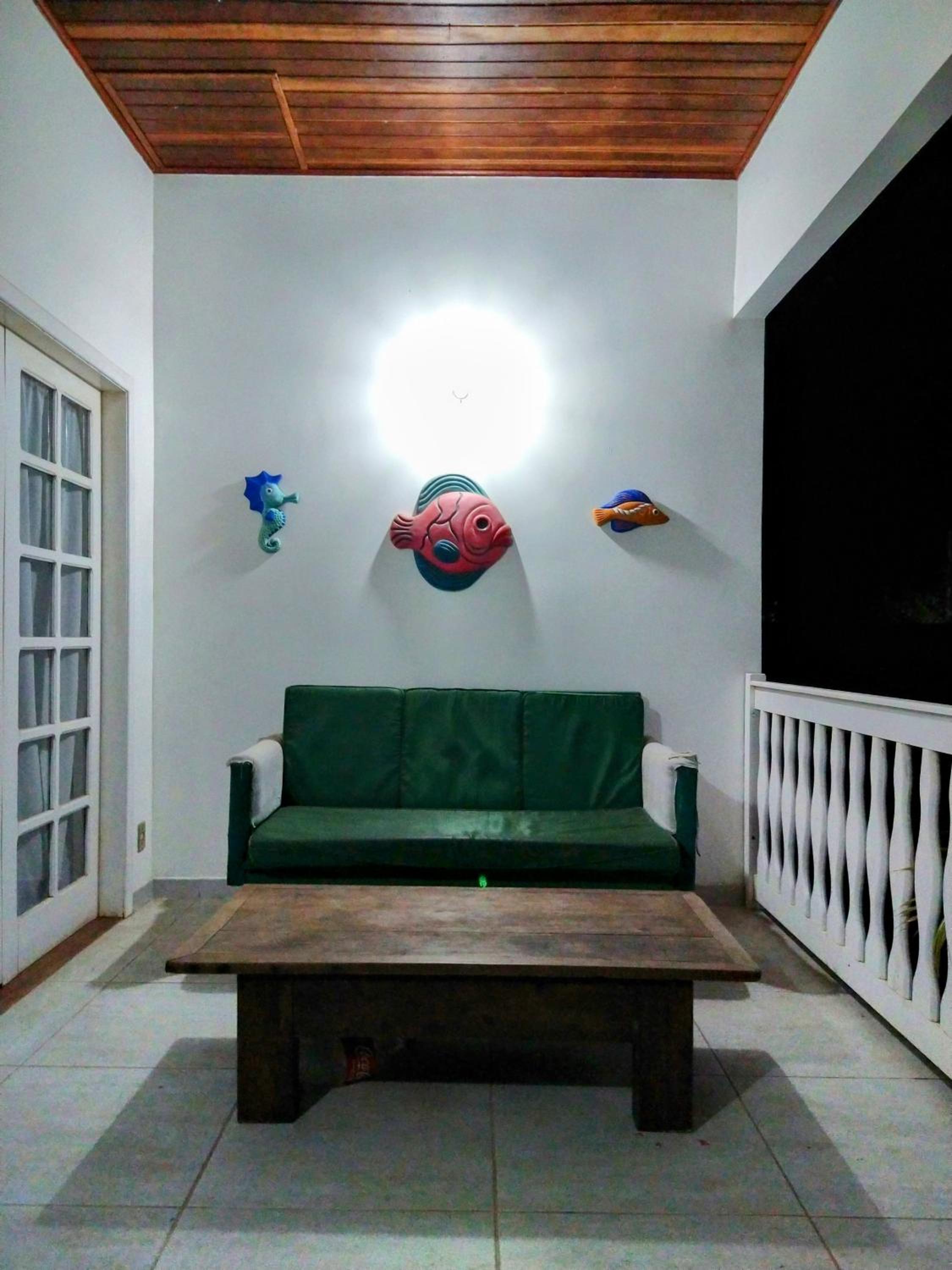 Excelente casa com 3 quartos com suíte e quintal enorme gramado a 600m da praia em Saquarema para até 8 pessoas
