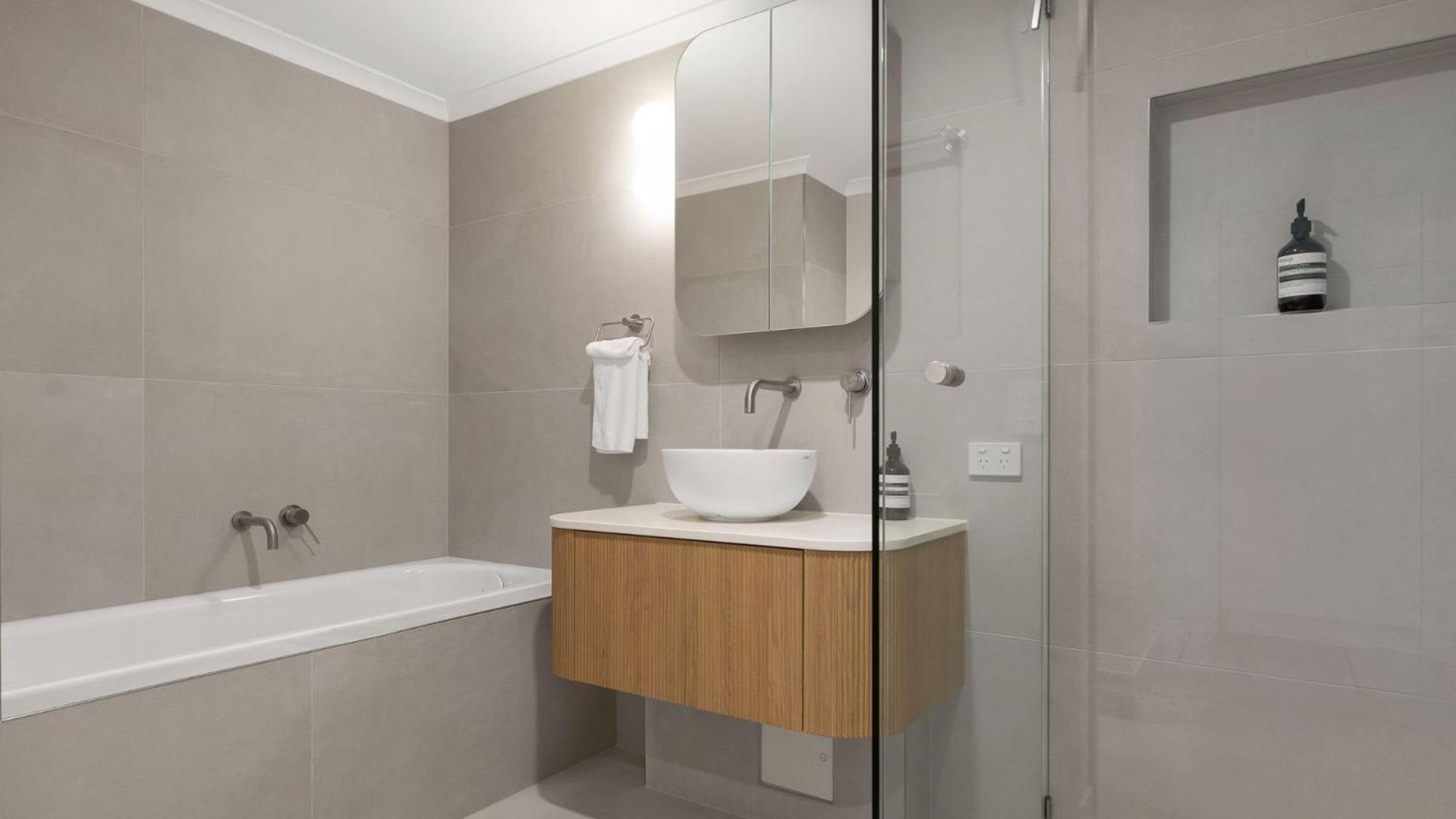 Unit 3 21 Park Generous and Comfortable Beachside Abode