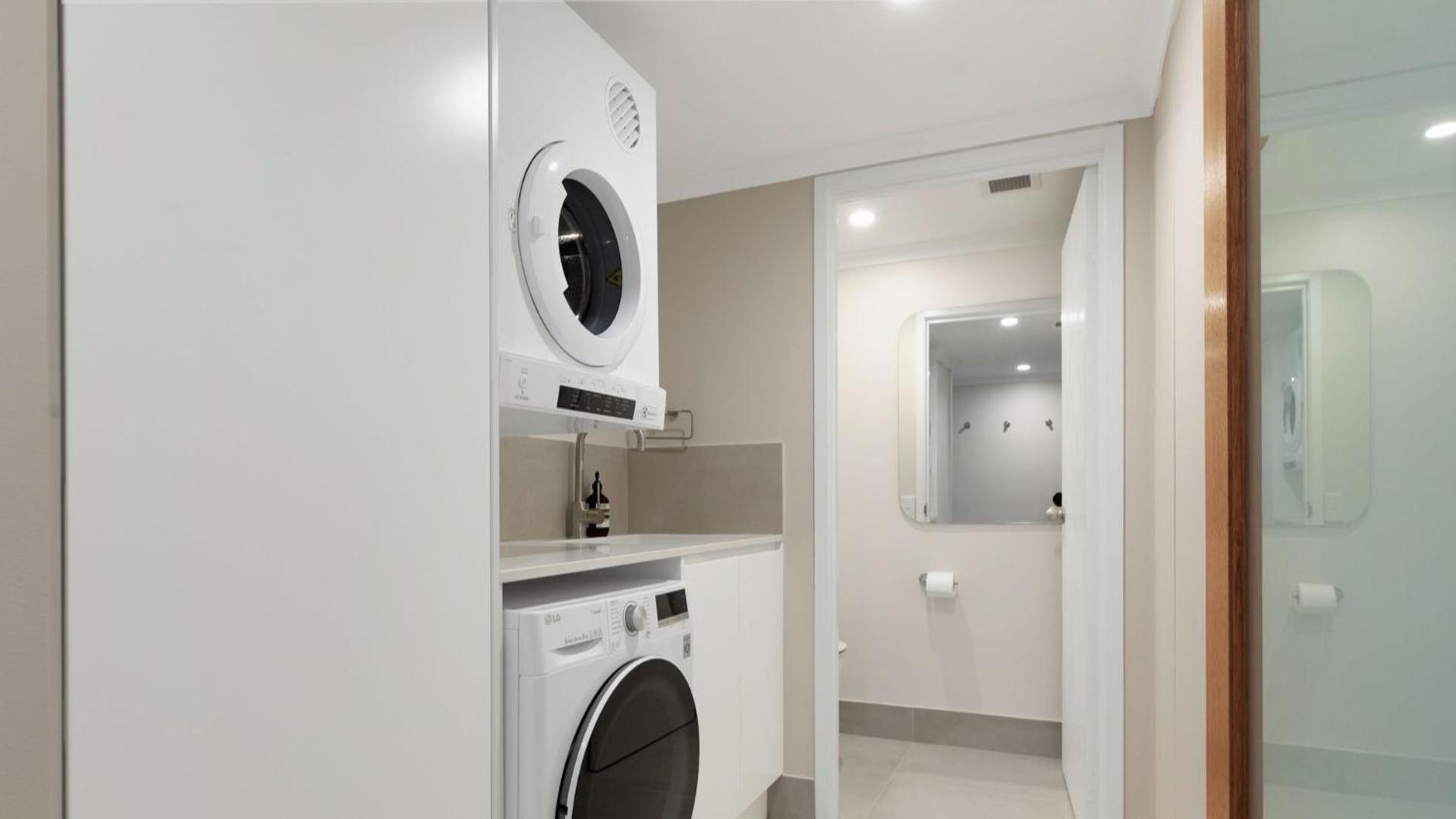 Unit 3 21 Park Generous and Comfortable Beachside Abode