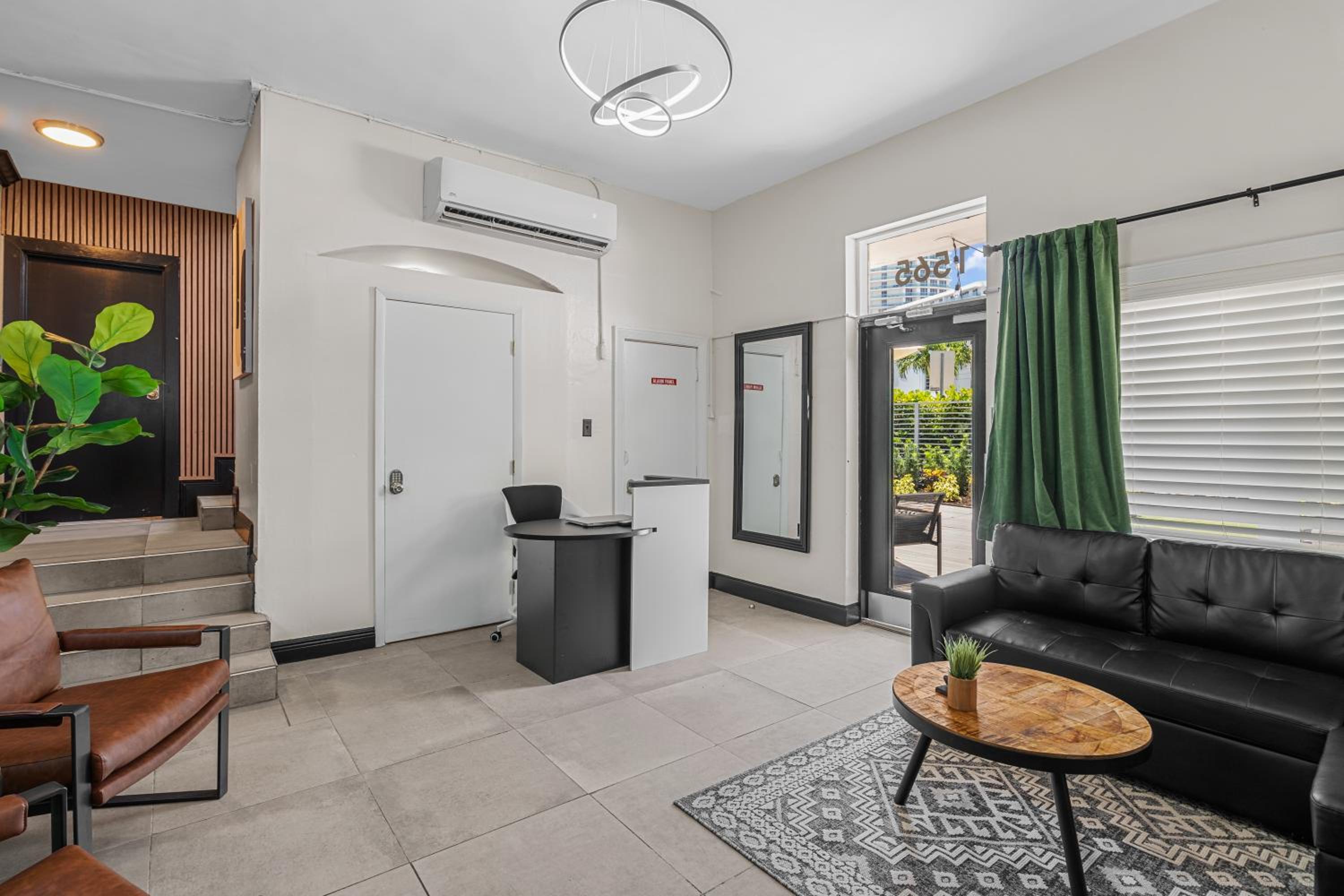 Baybreeze Apartments by Lowkl