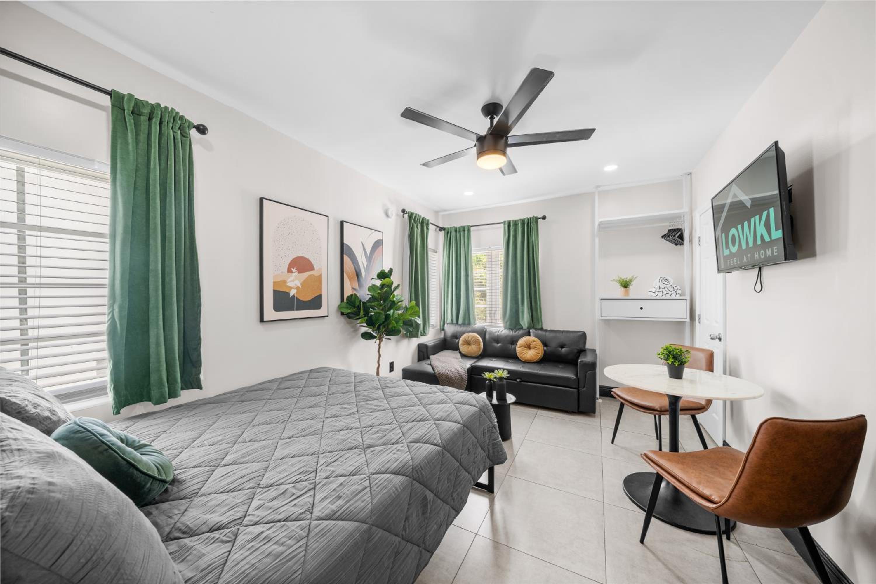 Baybreeze Apartments by Lowkl