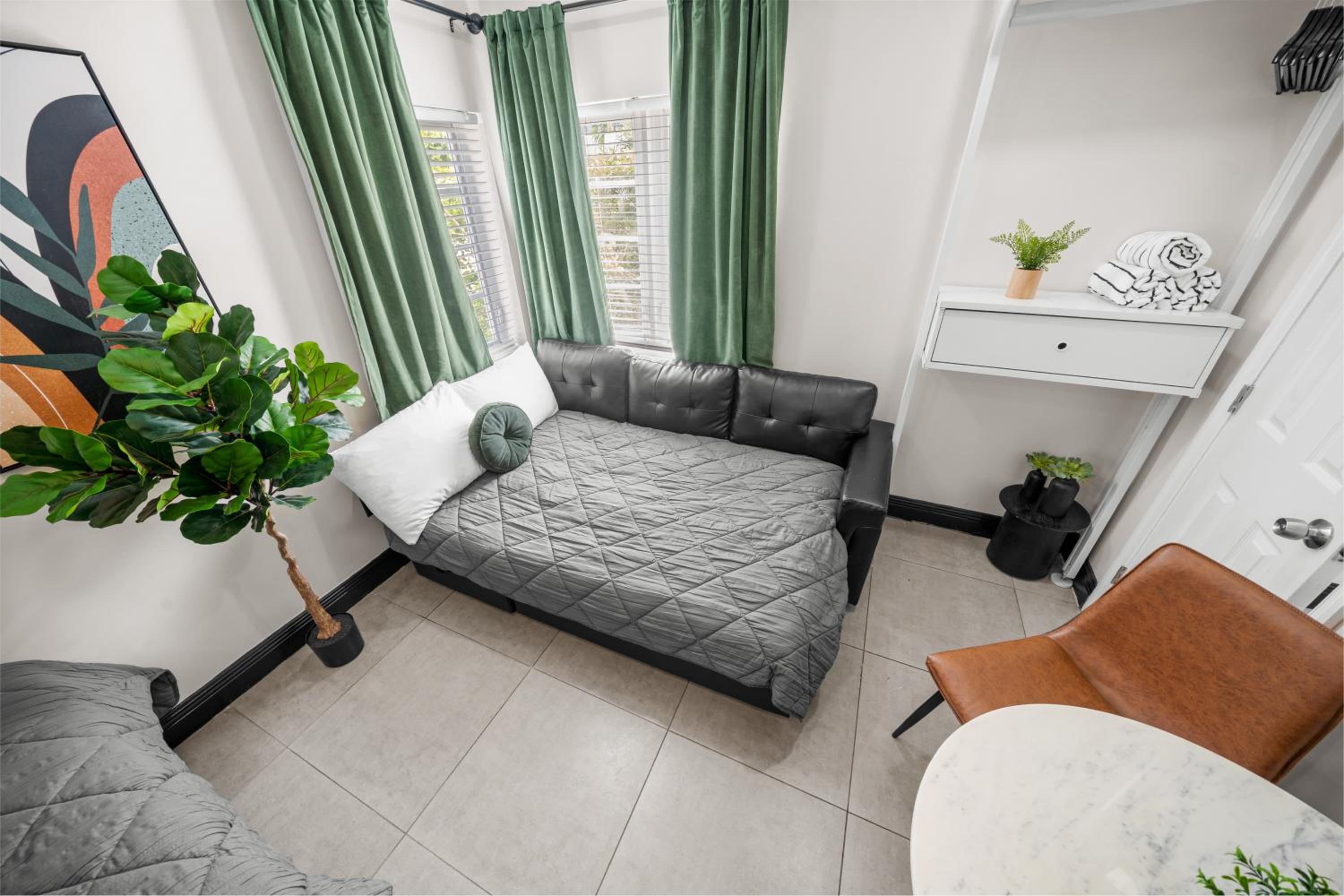 Baybreeze Apartments by Lowkl
