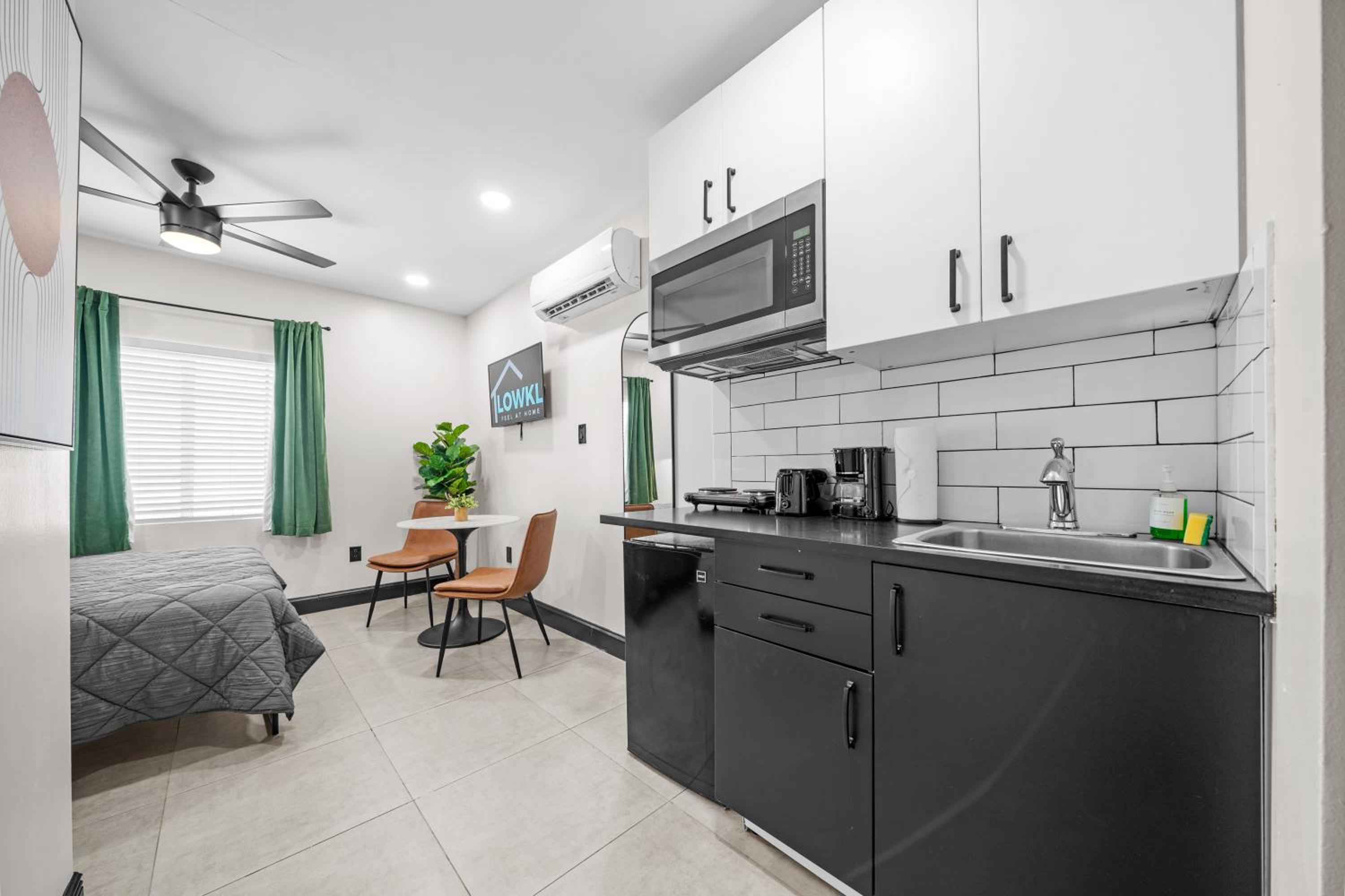 Baybreeze Apartments by Lowkl