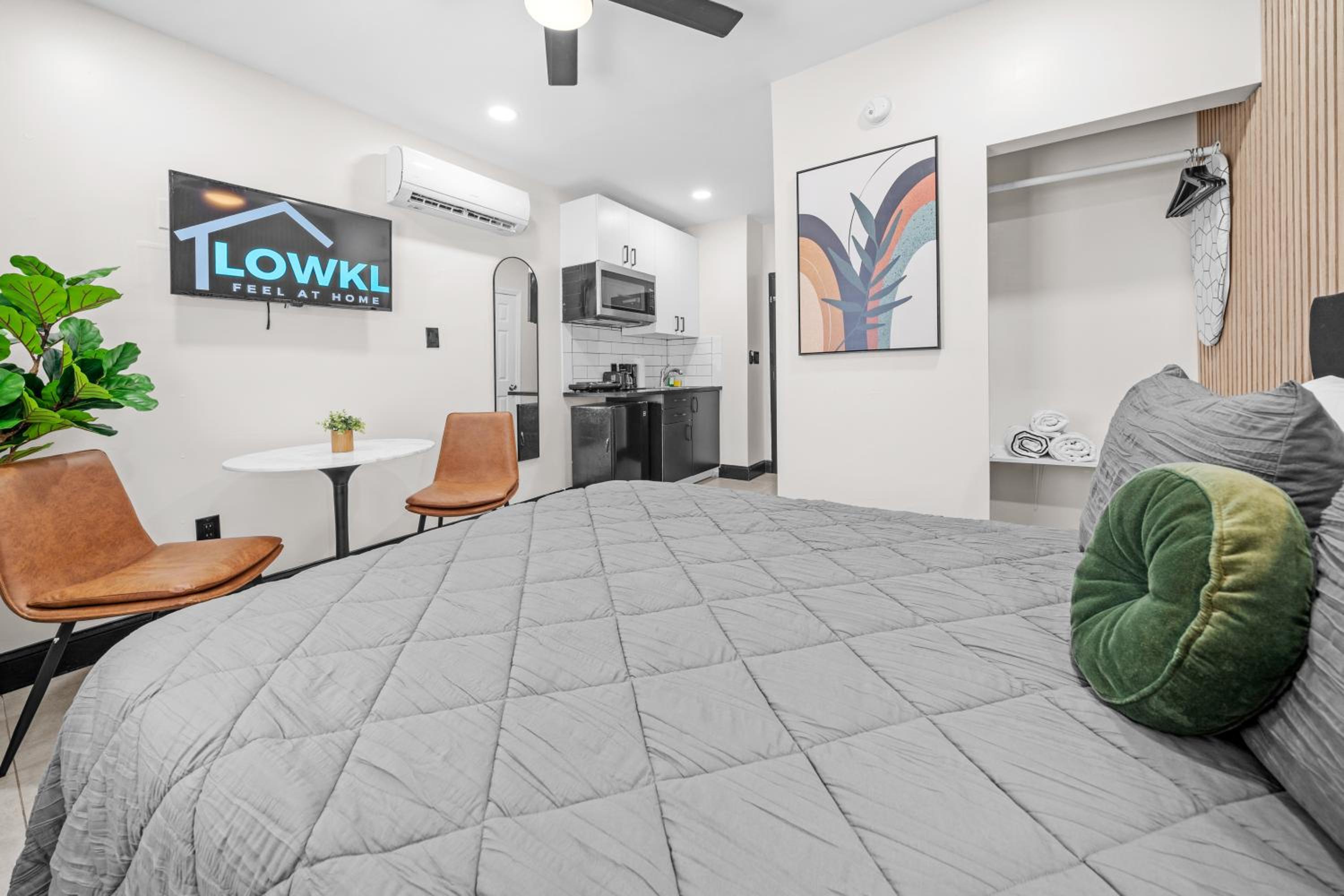 Baybreeze Apartments by Lowkl