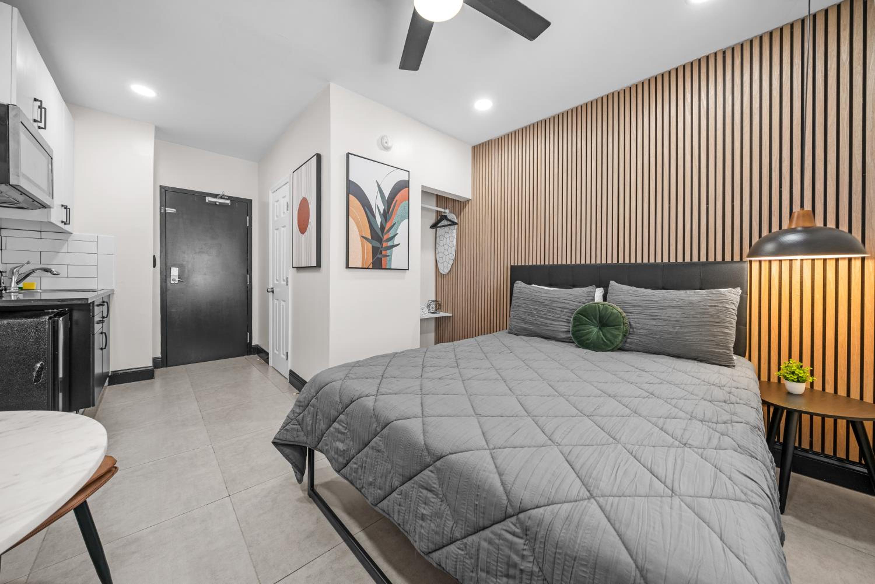 Baybreeze Apartments by Lowkl