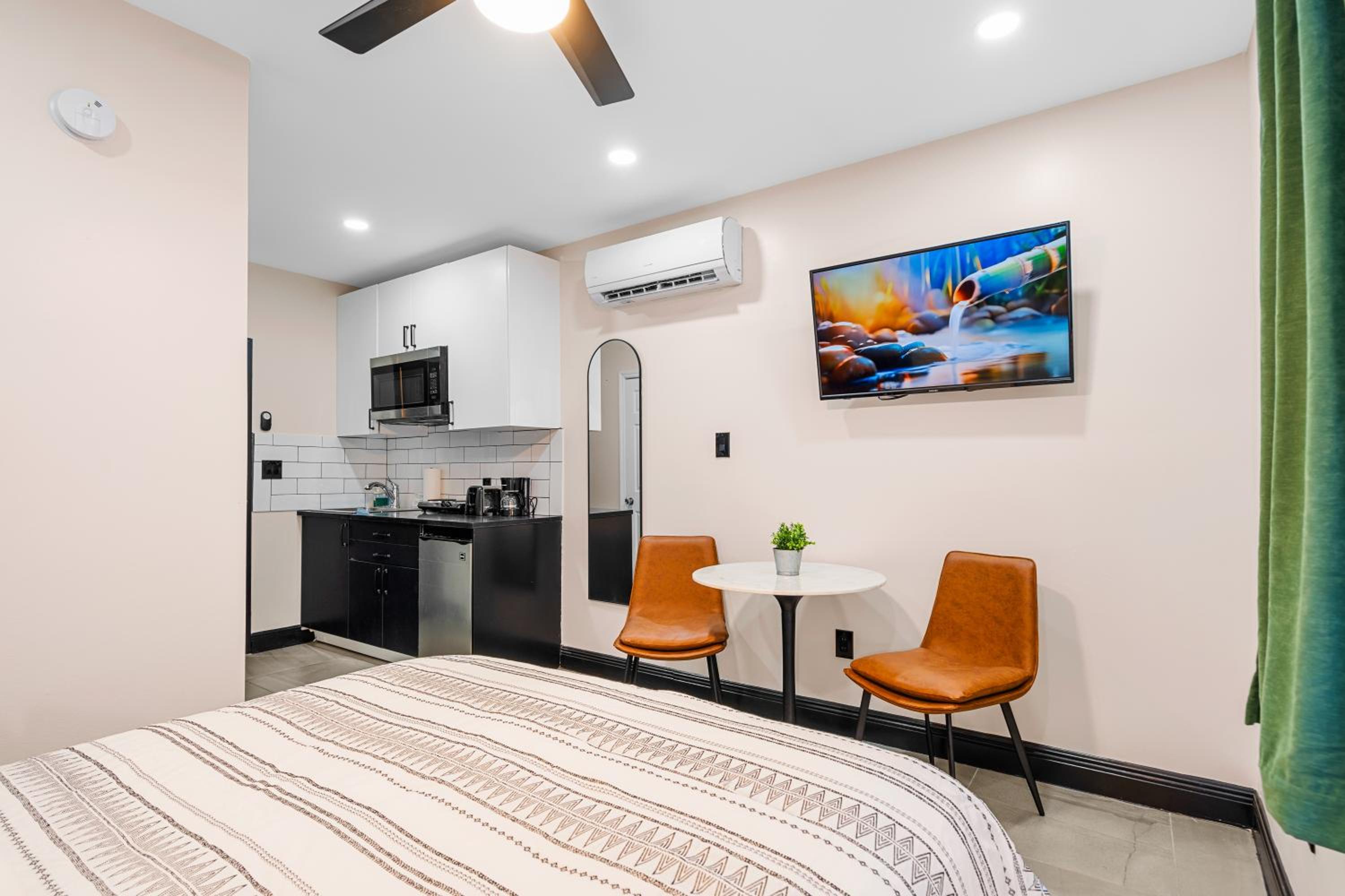 Baybreeze Apartments by Lowkl