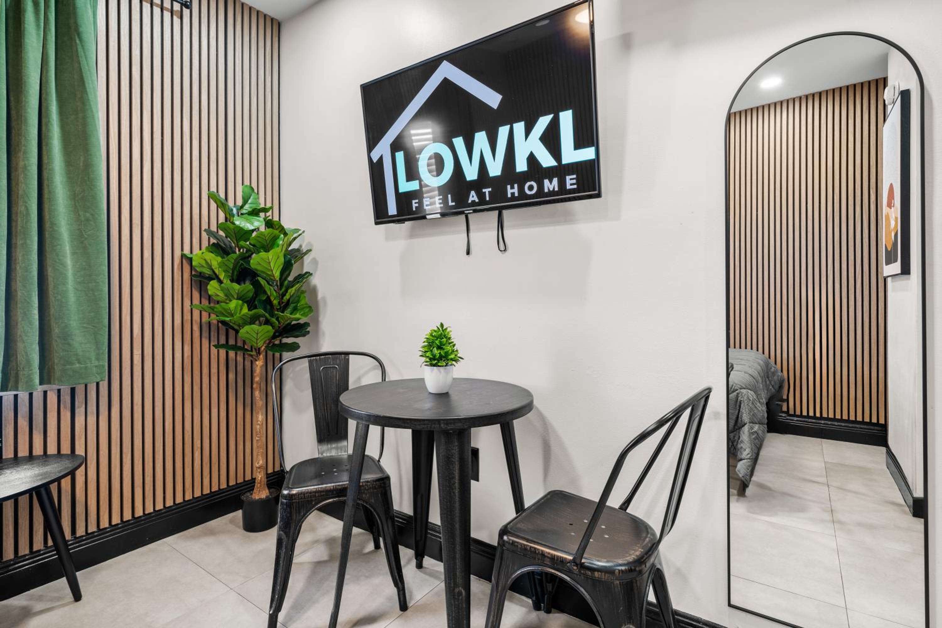 Baybreeze Apartments by Lowkl