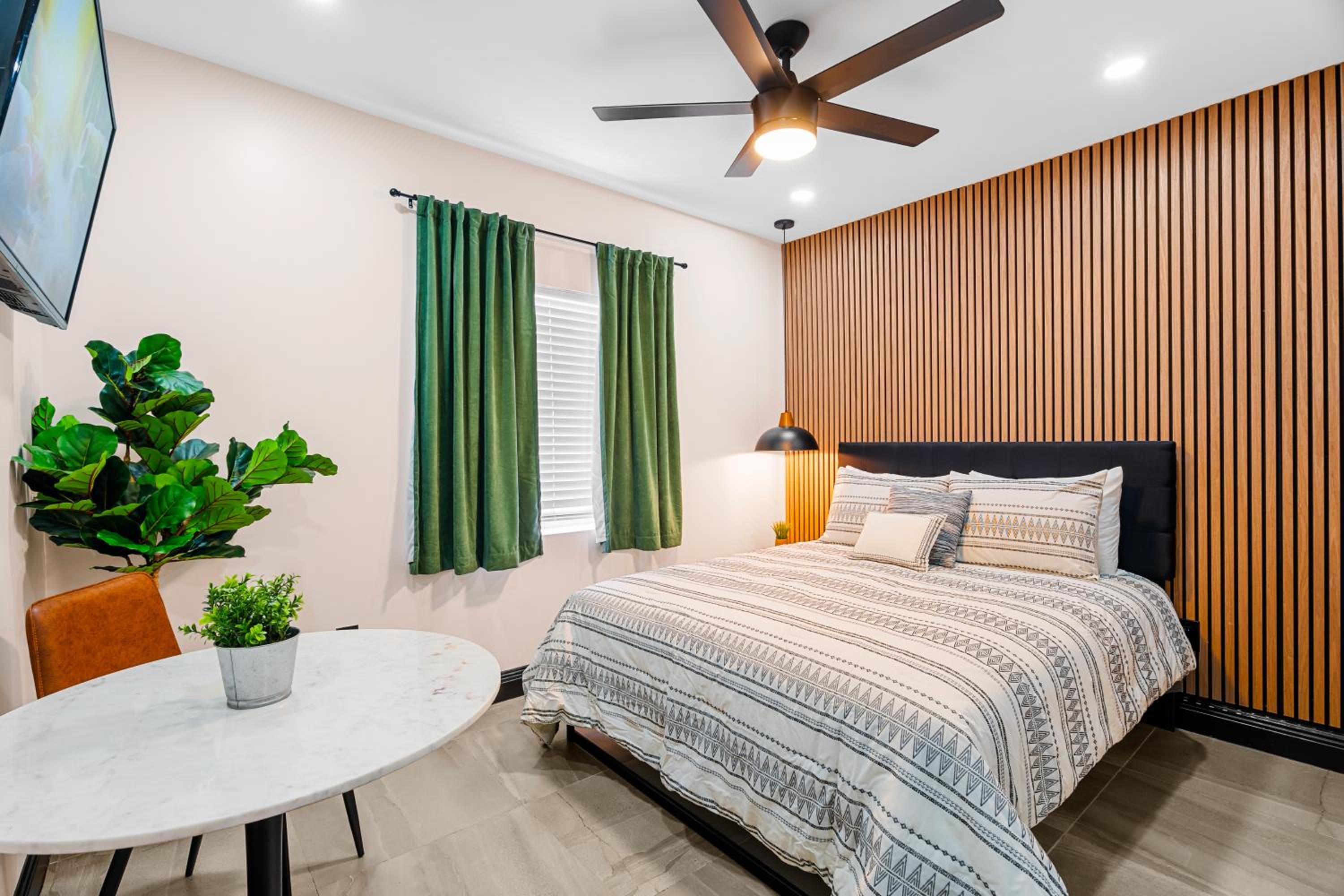 Baybreeze Apartments by Lowkl