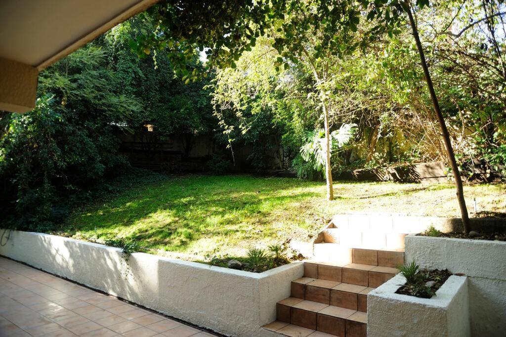 Jardín privado para familias y trabajo