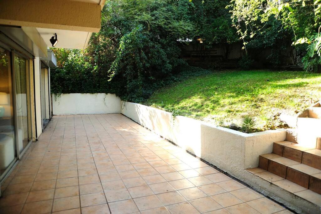 Jardín privado para familias y trabajo