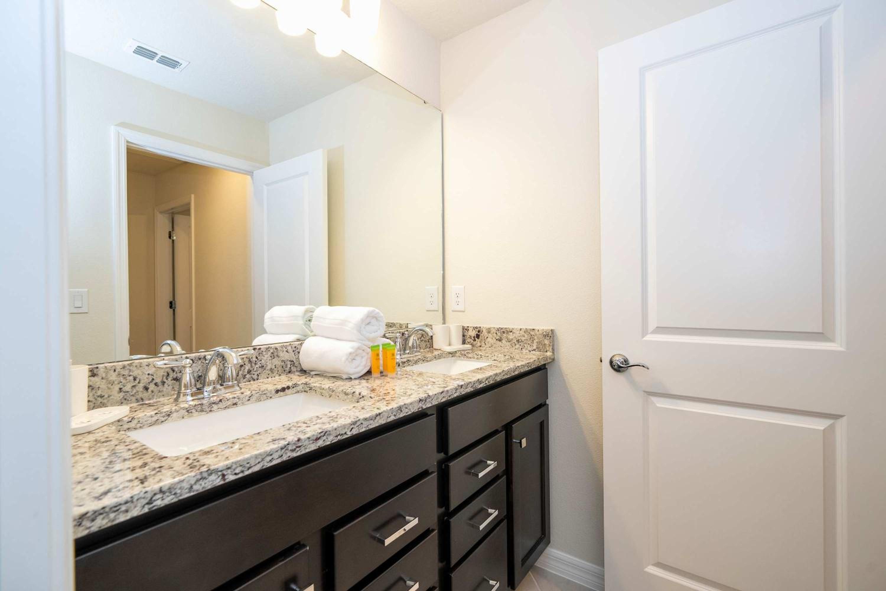 Stunning 7Bd Jacuzzi Pool & Close to Disney at Windsor Cay 16217