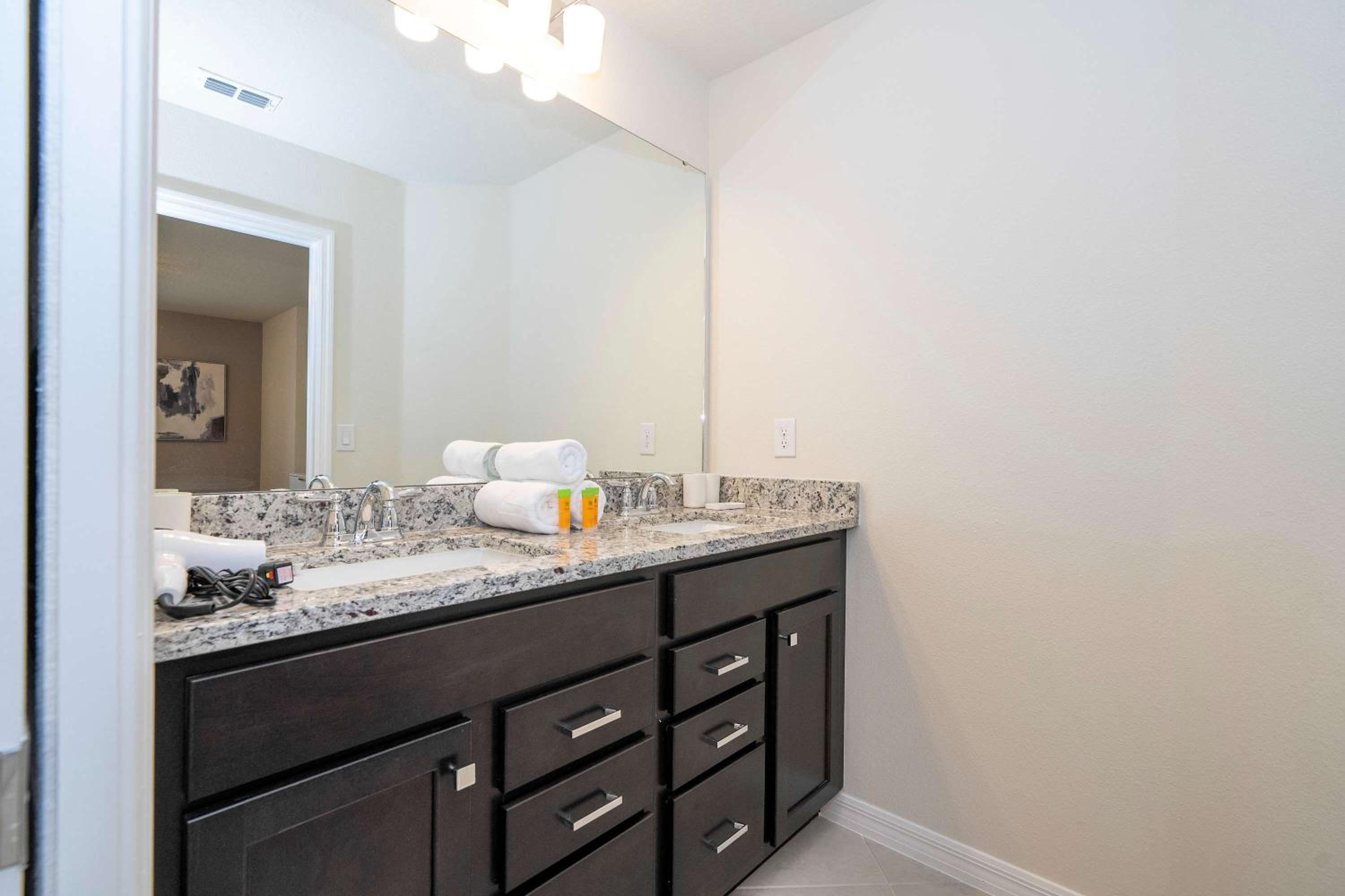 Stunning 7Bd Jacuzzi Pool & Close to Disney at Windsor Cay 16217