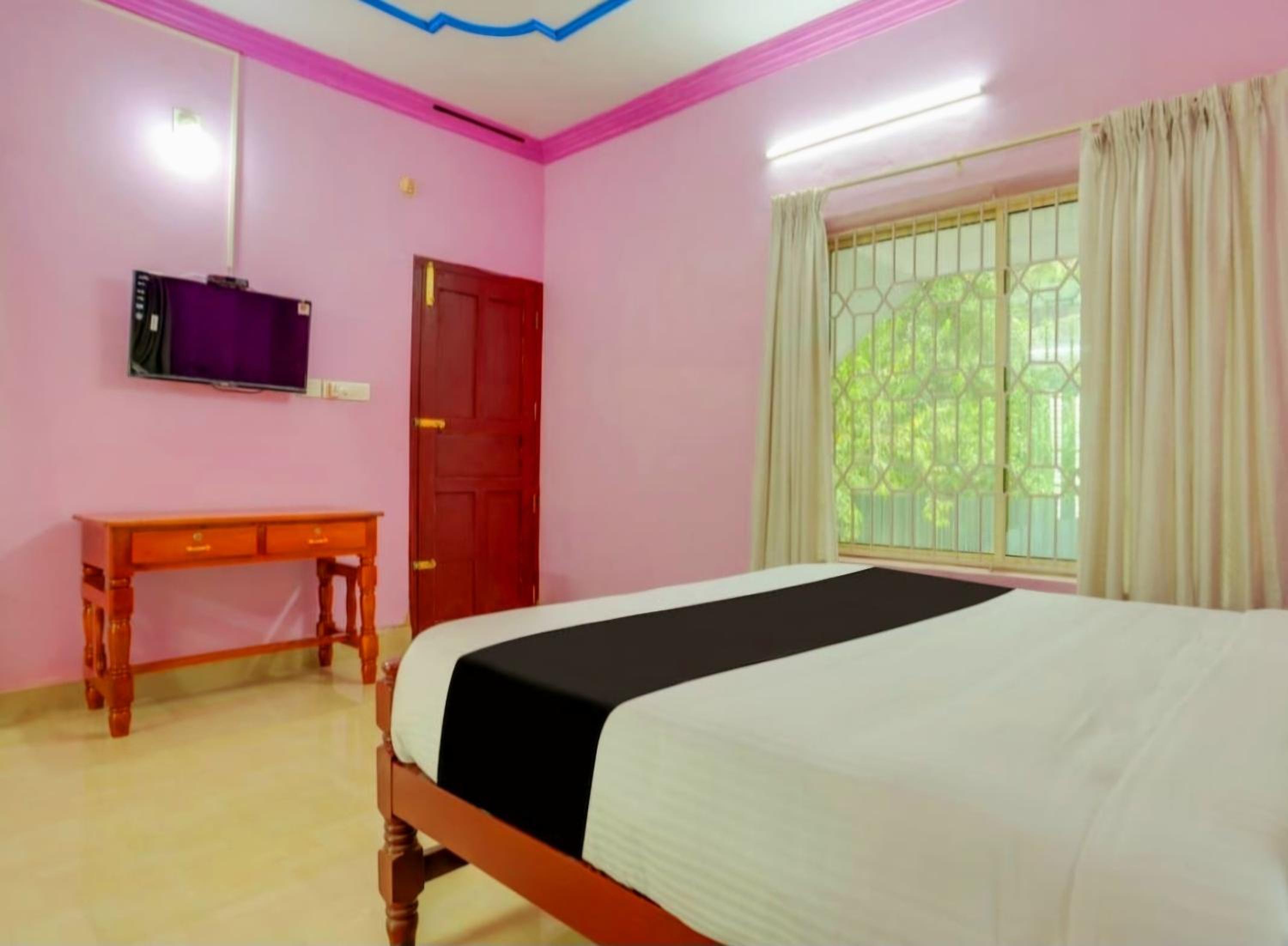 Luxe Lakeside Pool Villa Kovalam view 4