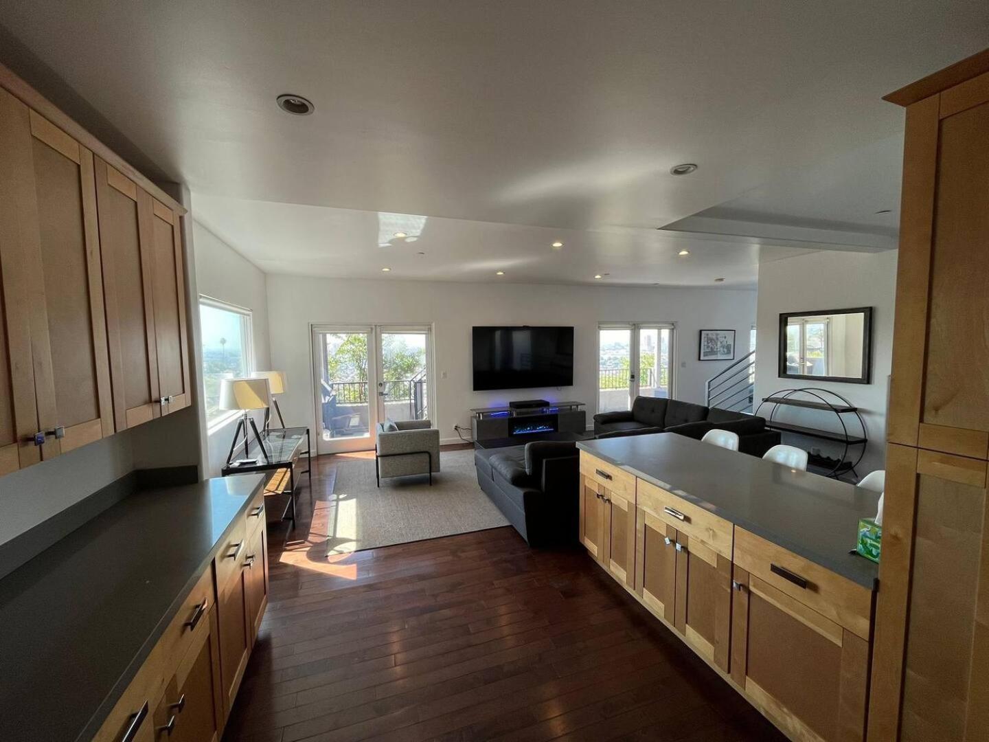 Hillside Close To Dtla 3br Stunning Views