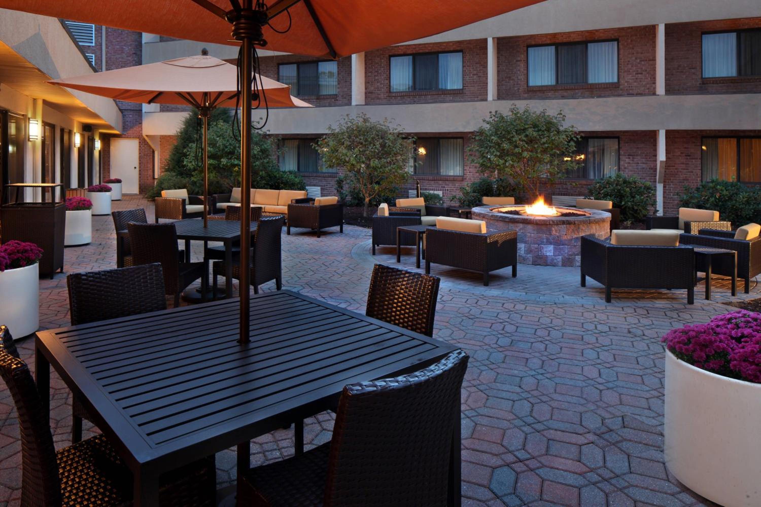 Courtyard Hartford Cromwell view 4
