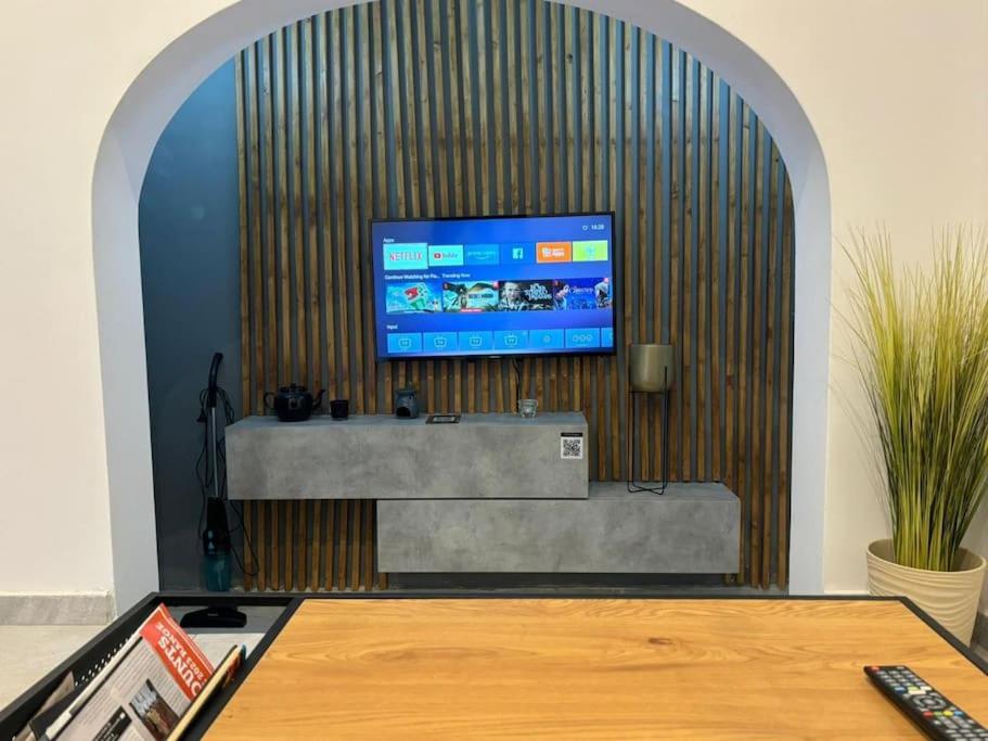 Stylish 2 Bedroom Loft with Yard