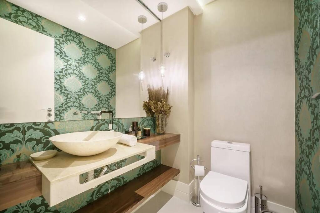 Apartamento na Praia Brava 3 suítes Quadra MAR