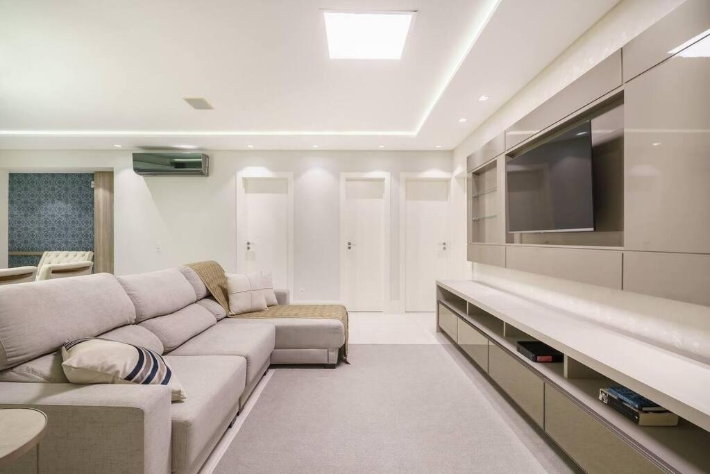 Apartamento na Praia Brava 3 suítes Quadra MAR