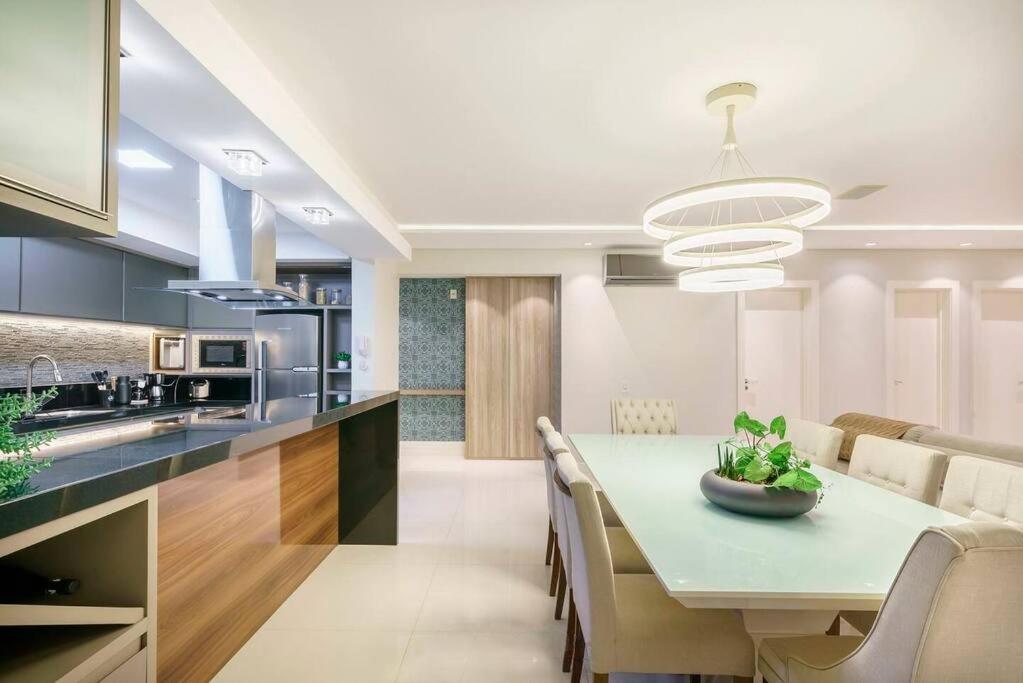 Apartamento na Praia Brava 3 suítes Quadra MAR