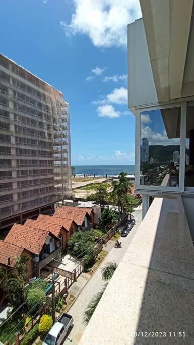 Apartamento na Praia Brava 3 suítes Quadra MAR