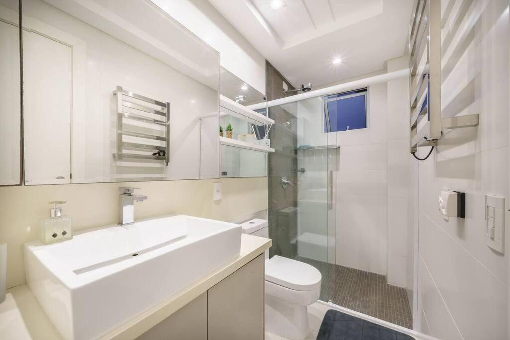Apartamento na Praia Brava 3 suítes Quadra MAR