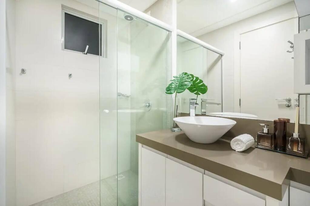 Apartamento na Praia Brava 3 suítes Quadra MAR