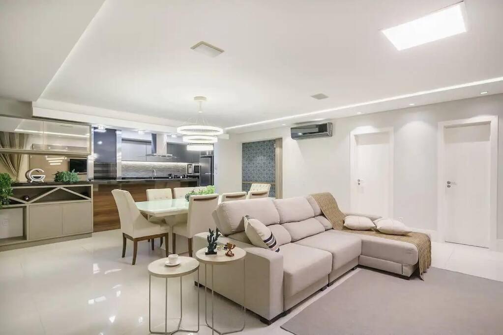Apartamento na Praia Brava 3 suítes Quadra MAR