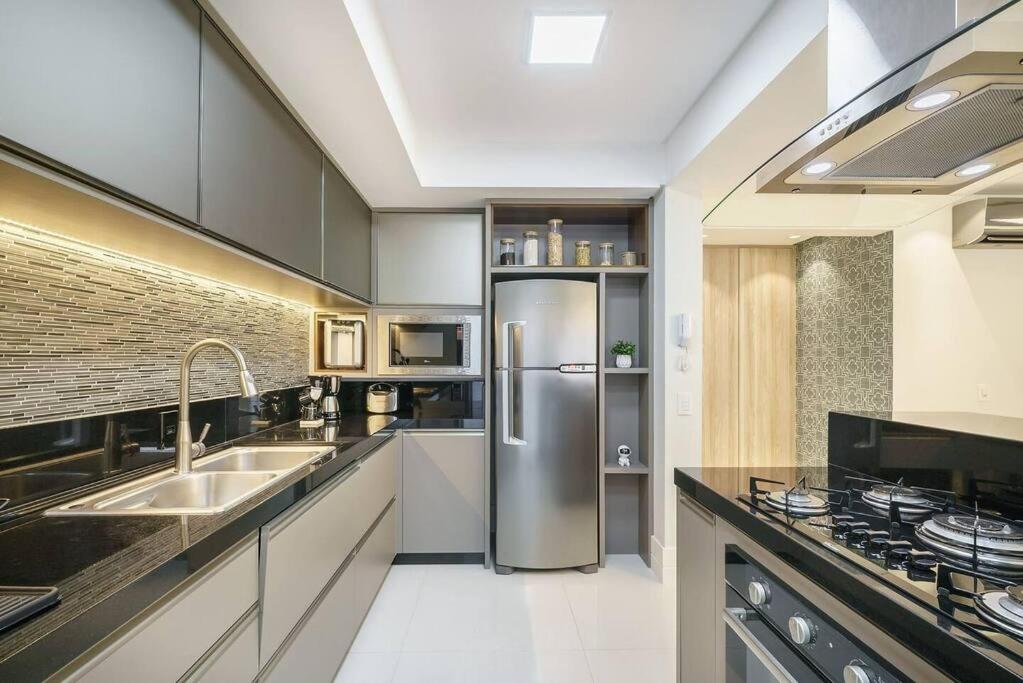 Apartamento na Praia Brava 3 suítes Quadra MAR