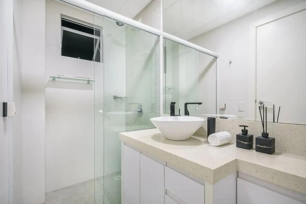 Apartamento na Praia Brava 3 suítes Quadra MAR