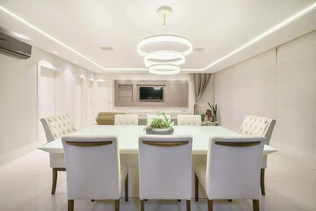Apartamento na Praia Brava 3 suítes Quadra MAR